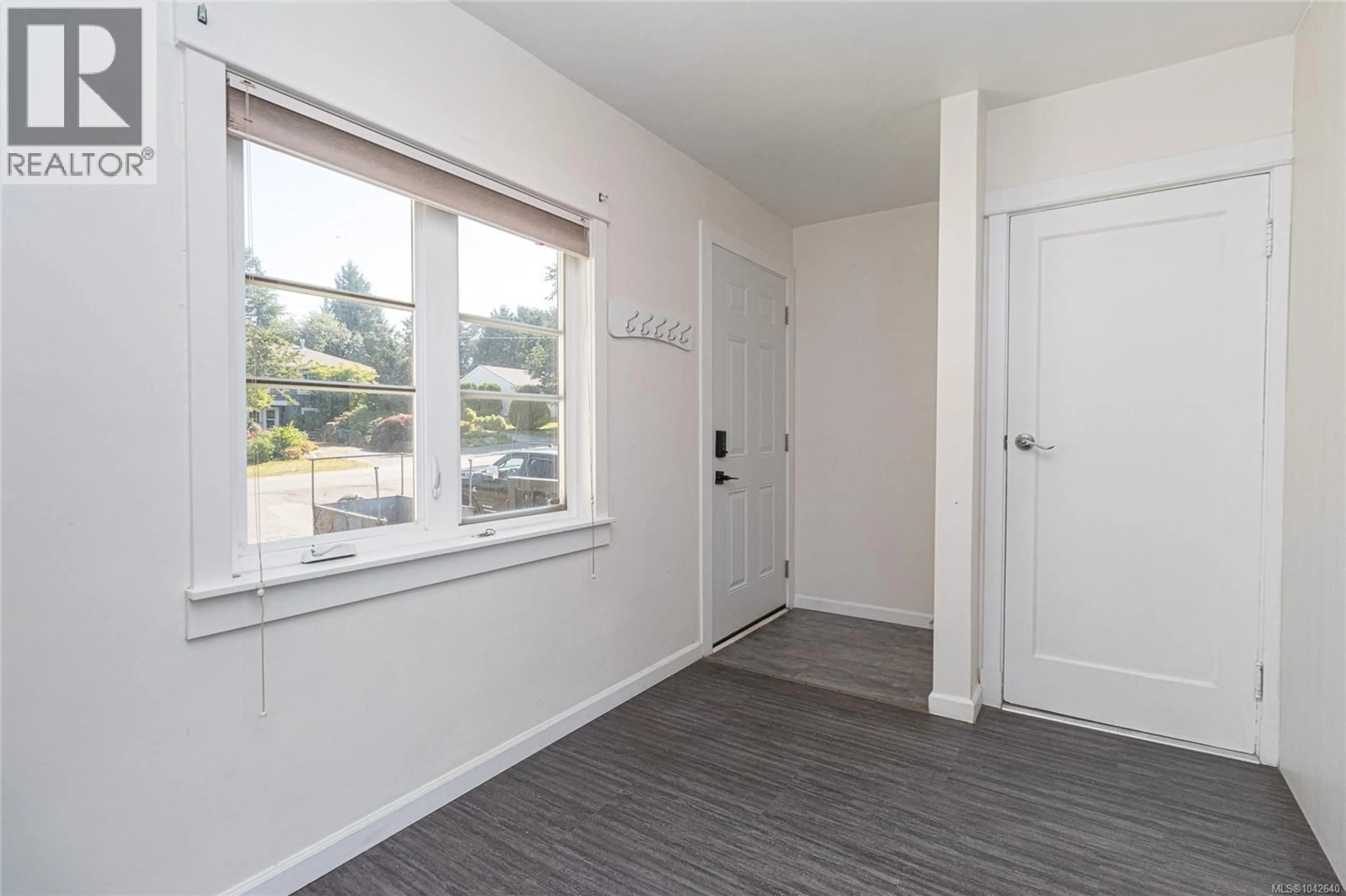 Indoor entryway for 729 DAFFODIL AVENUE, Saanich British Columbia V8Z2S8