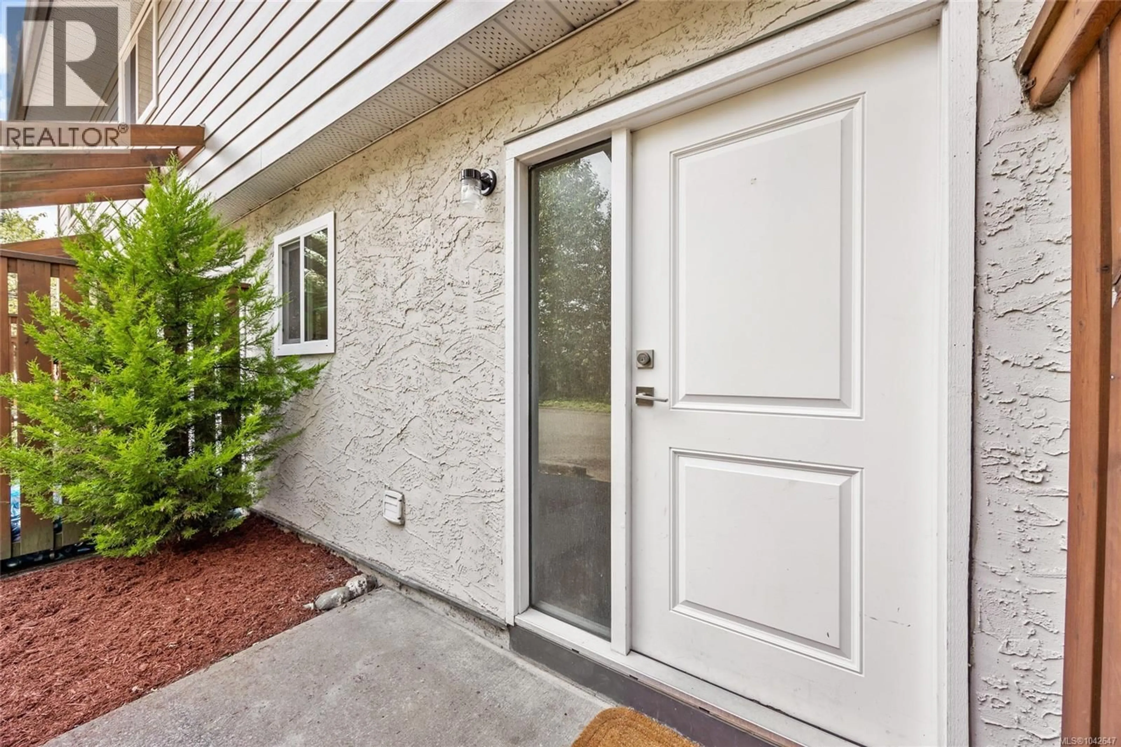 Indoor entryway for 10 - 951 17TH STREET, Courtenay British Columbia V9N7P8
