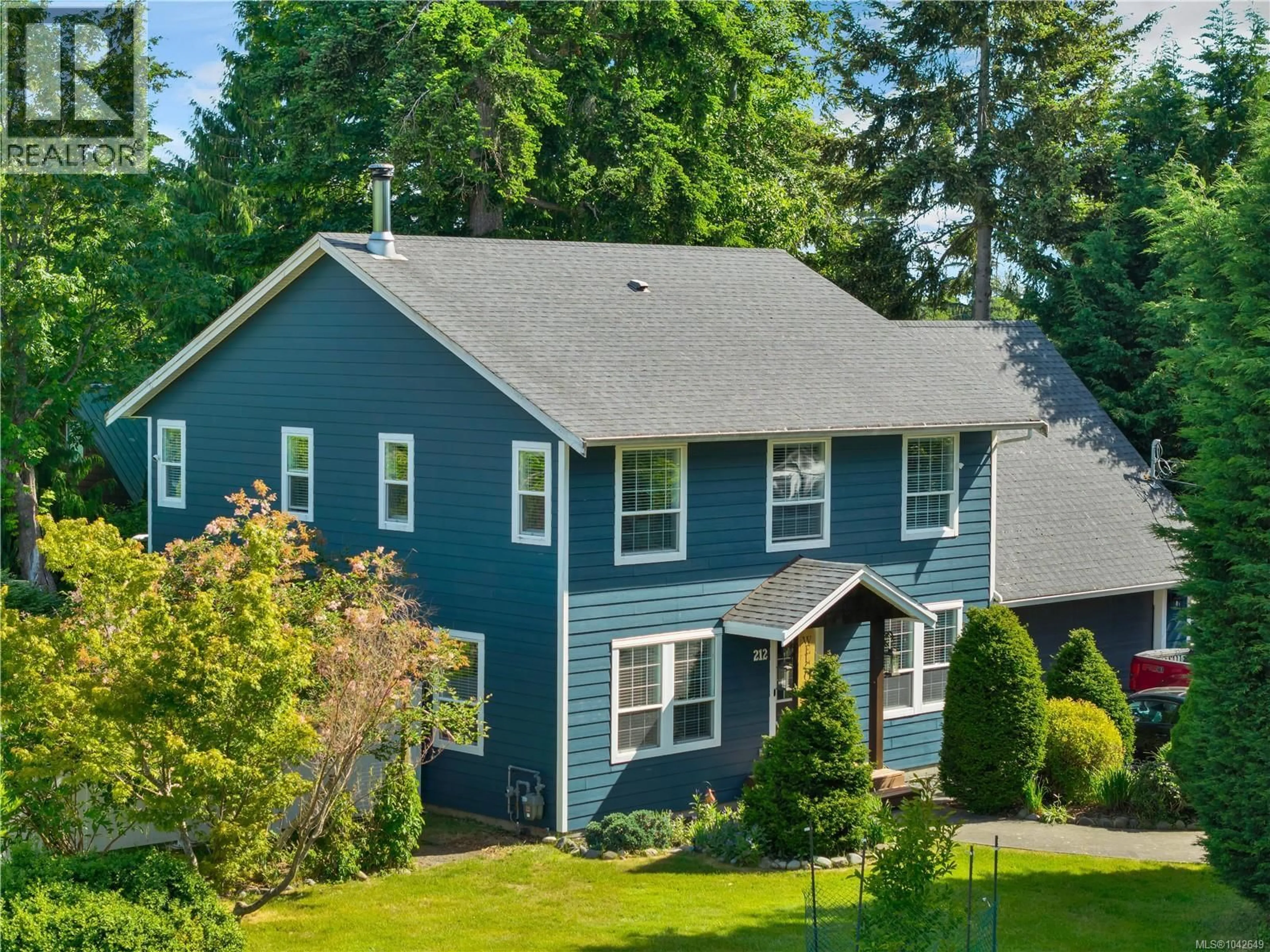 Home with vinyl exterior material, street for 212 SEABREEZE DRIVE, Campbell River British Columbia V9H1J1