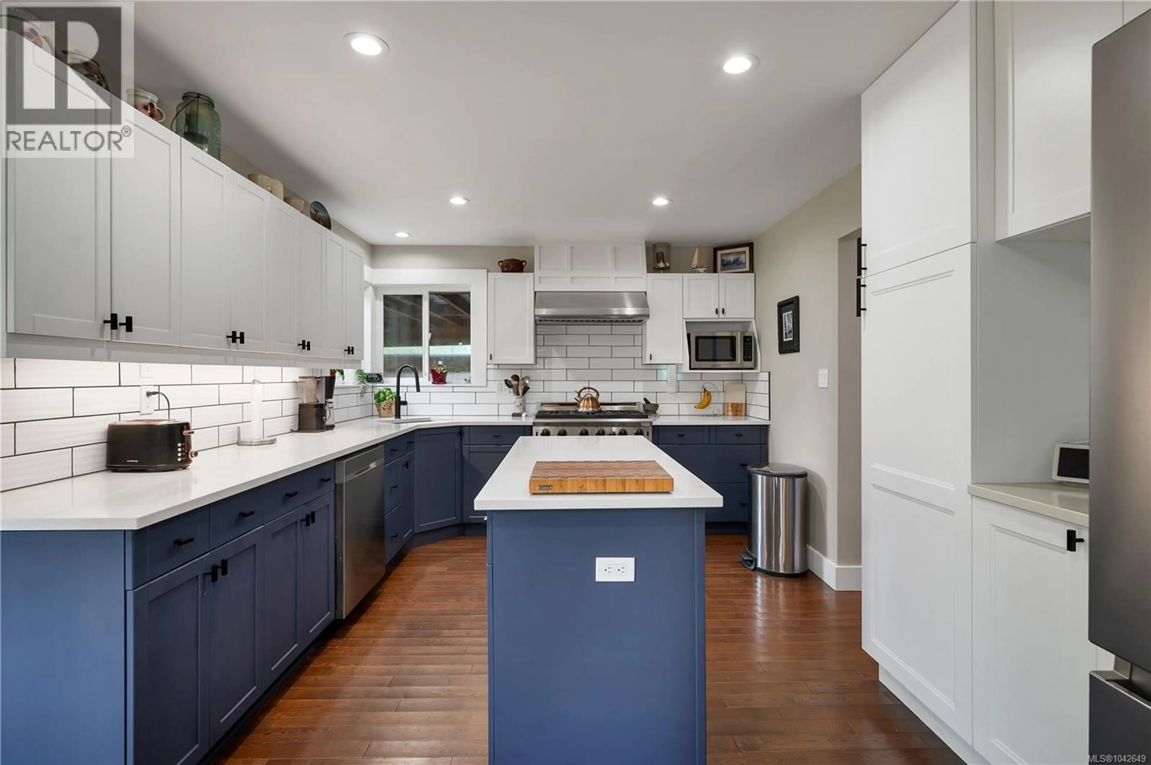 Contemporary kitchen, ceramic/tile floor for 212 SEABREEZE DRIVE, Campbell River British Columbia V9H1J1