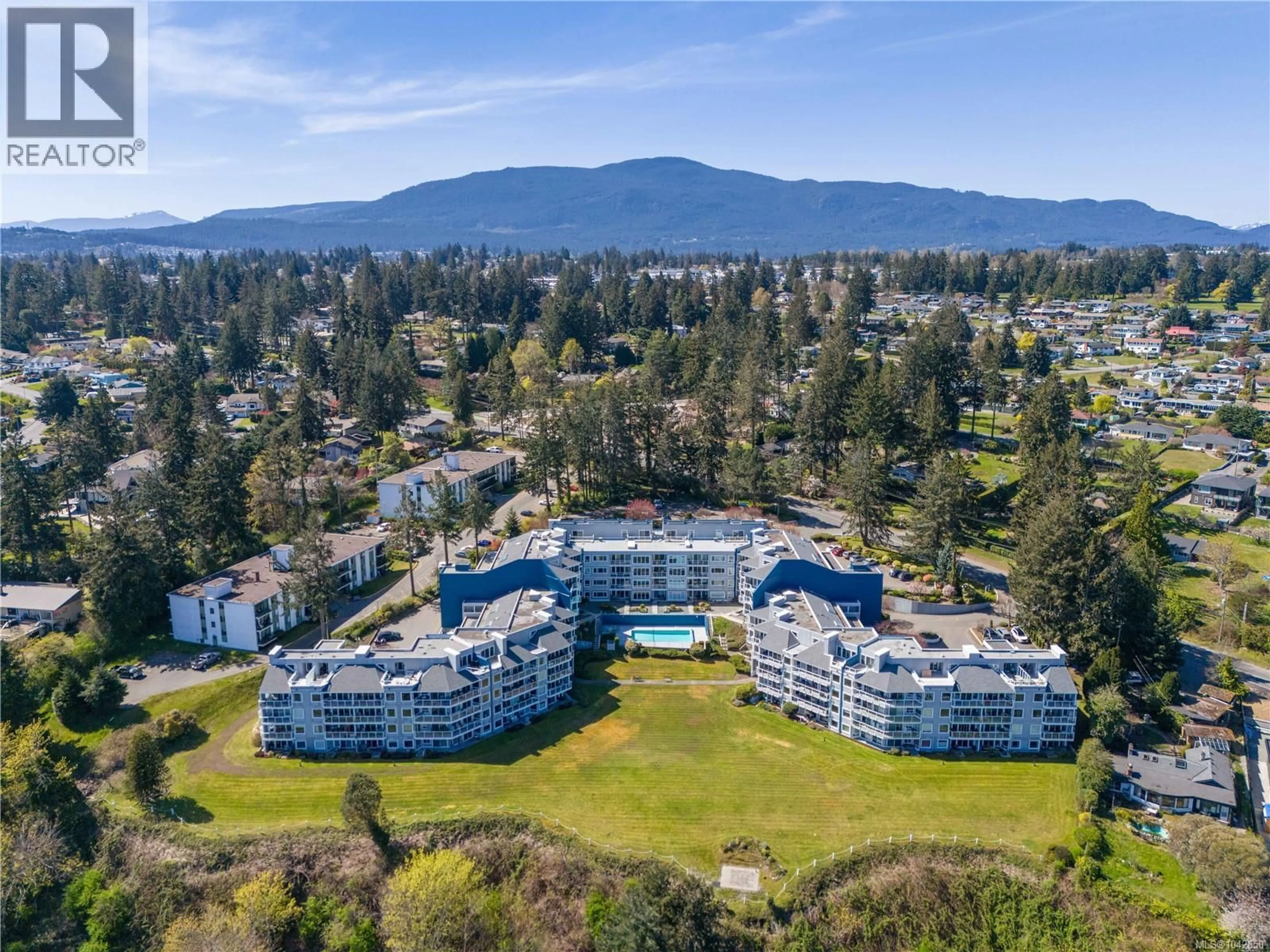 A pic from outside/outdoor area/front of a property/back of a property/a pic from drone, mountain view for 418 - 2562 DEPARTURE BAY ROAD, Nanaimo British Columbia V9S5P1