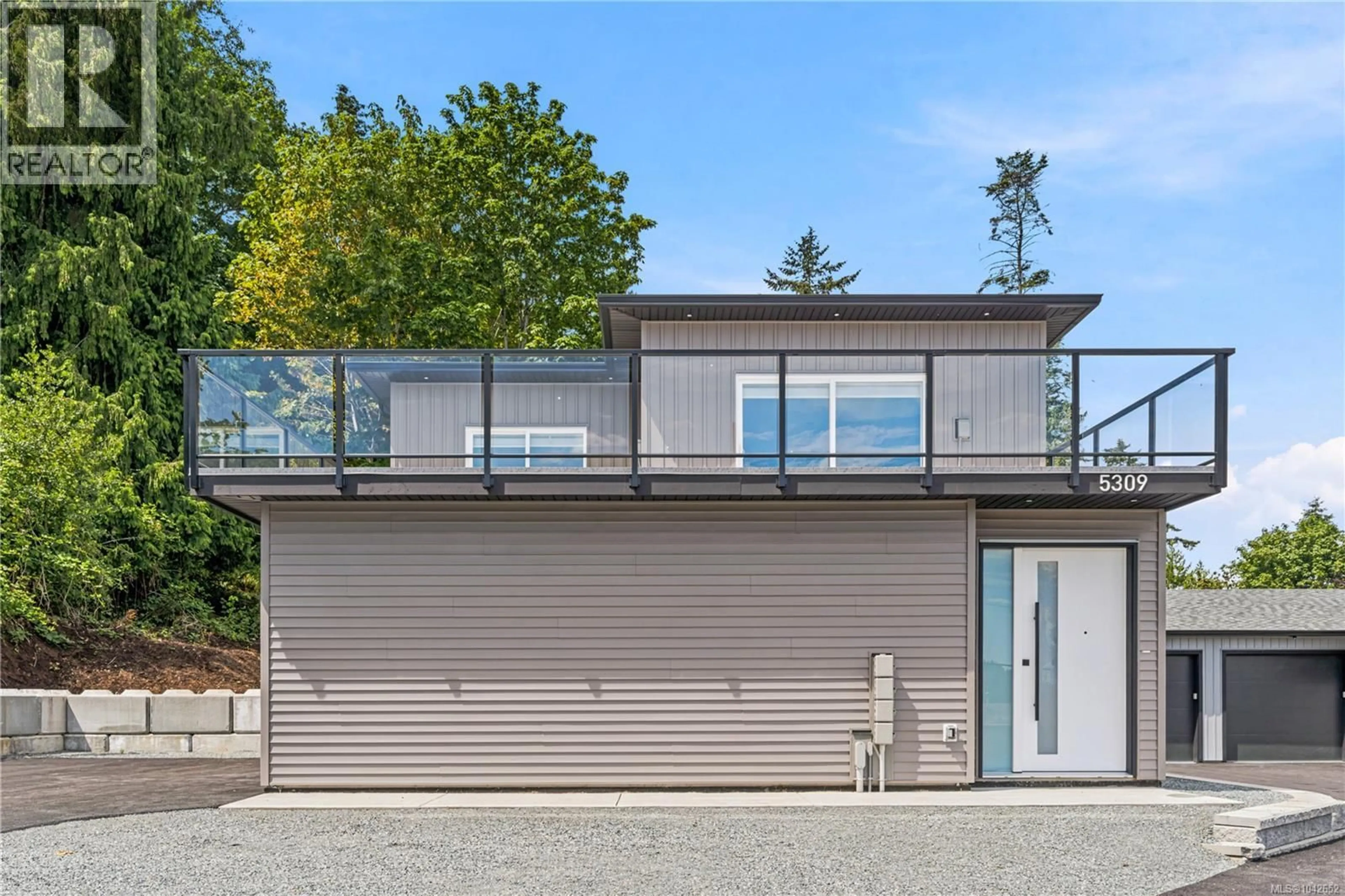 Home with vinyl exterior material, street for 201 - 5309 TOMS TURNABOUT, Nanaimo British Columbia V9T5M9