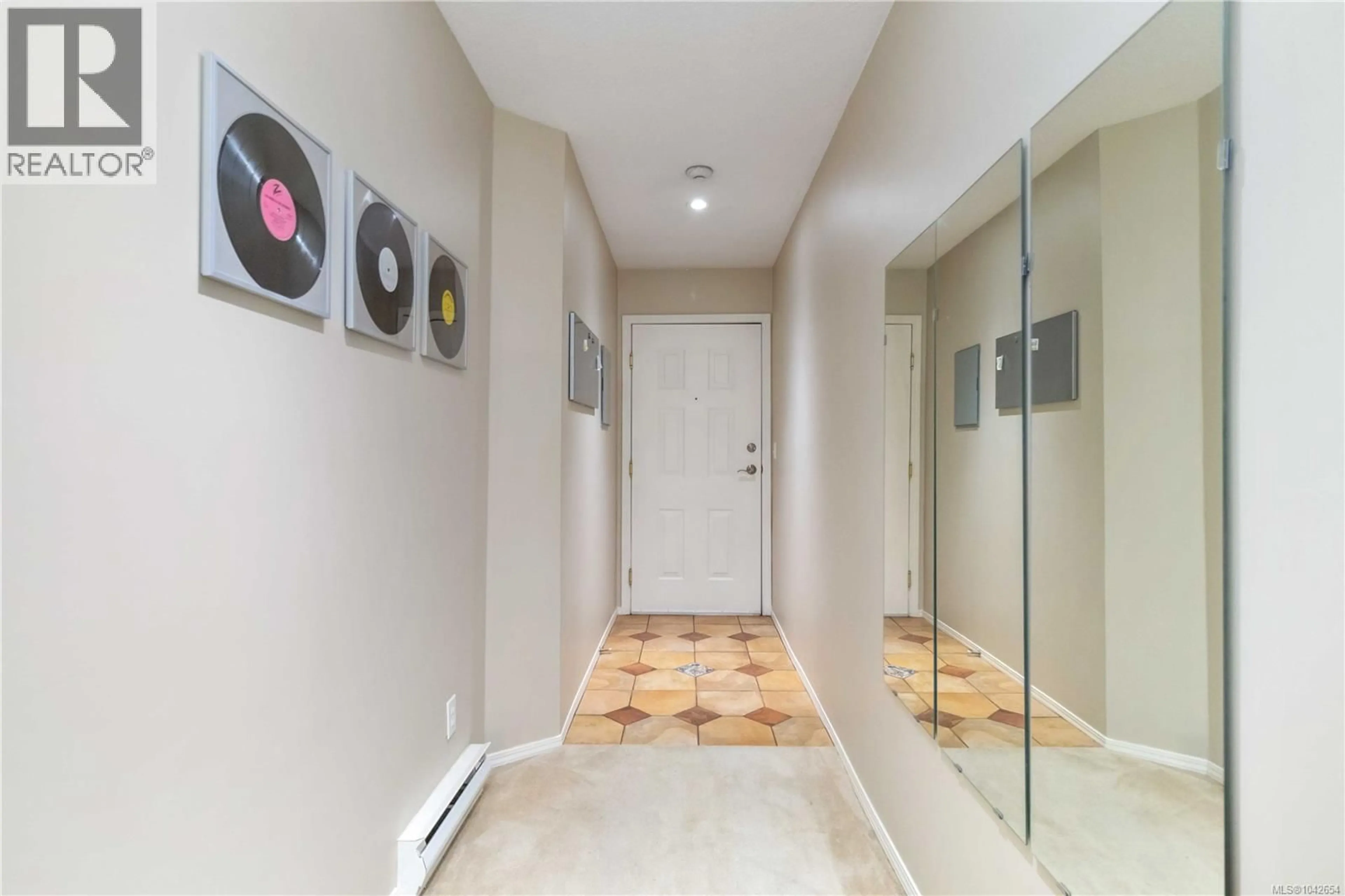 Indoor foyer for 311 - 1201 HILLSIDE AVENUE, Victoria British Columbia V8T2B1
