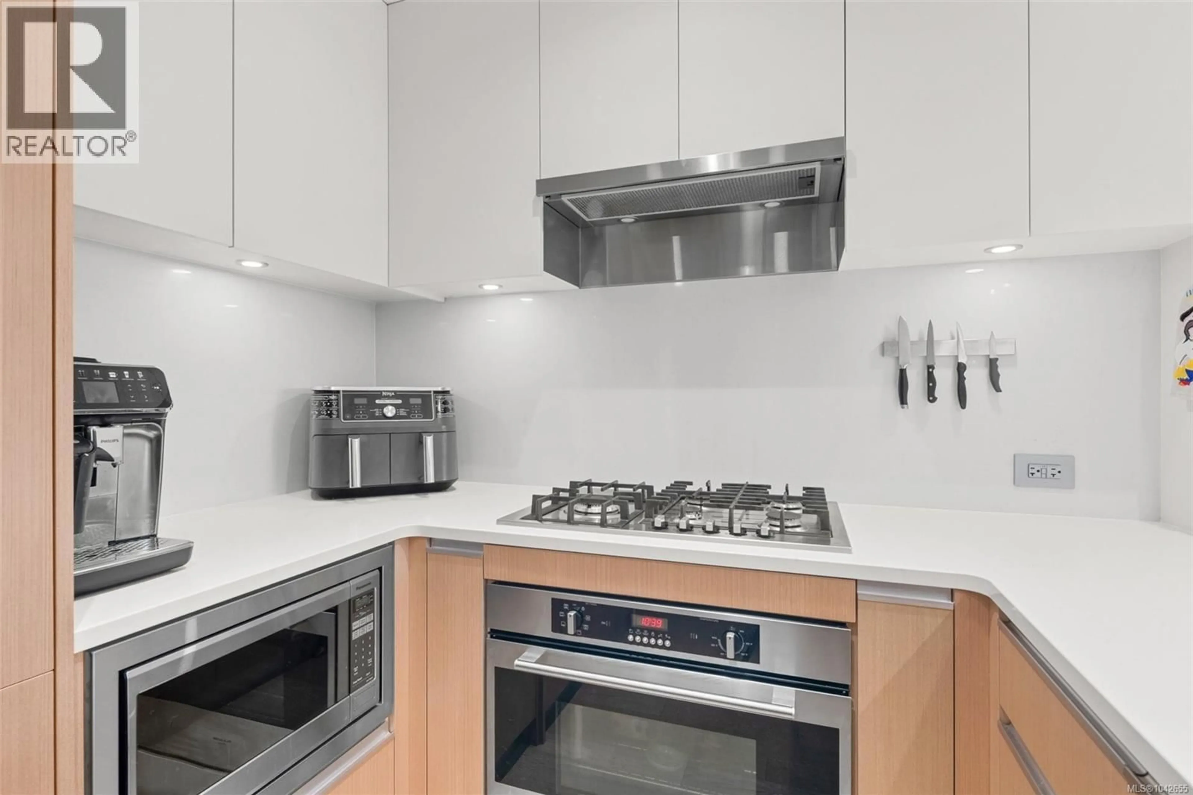Standard kitchen, unknown for 511 - 1033 COOK STREET, Victoria British Columbia V8V0E1
