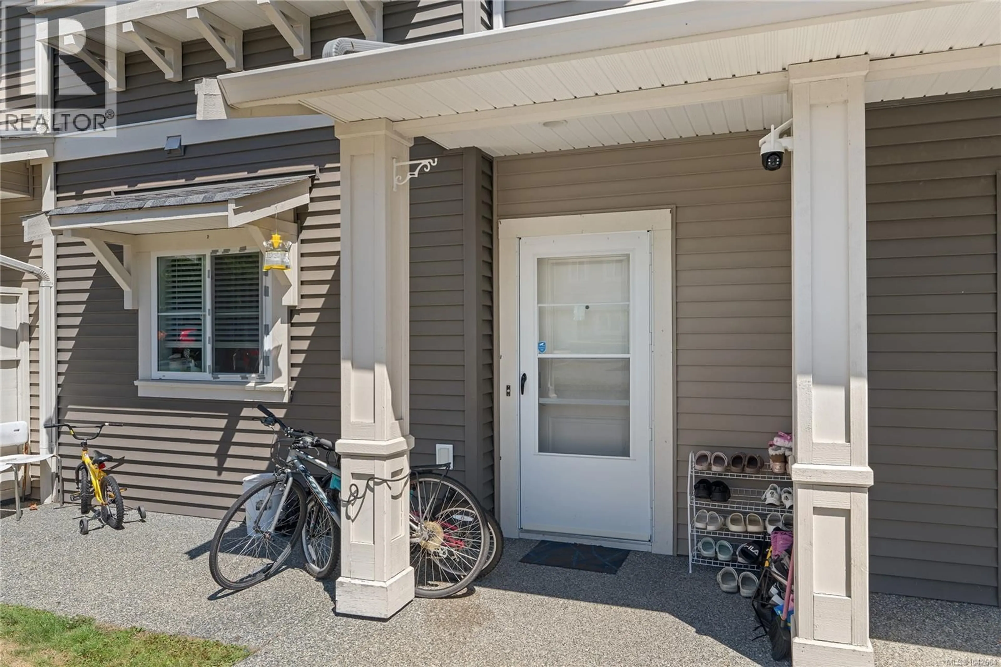 Indoor entryway for 302 - 1675 CRESCENT VIEW DRIVE, Nanaimo British Columbia V9S0A8