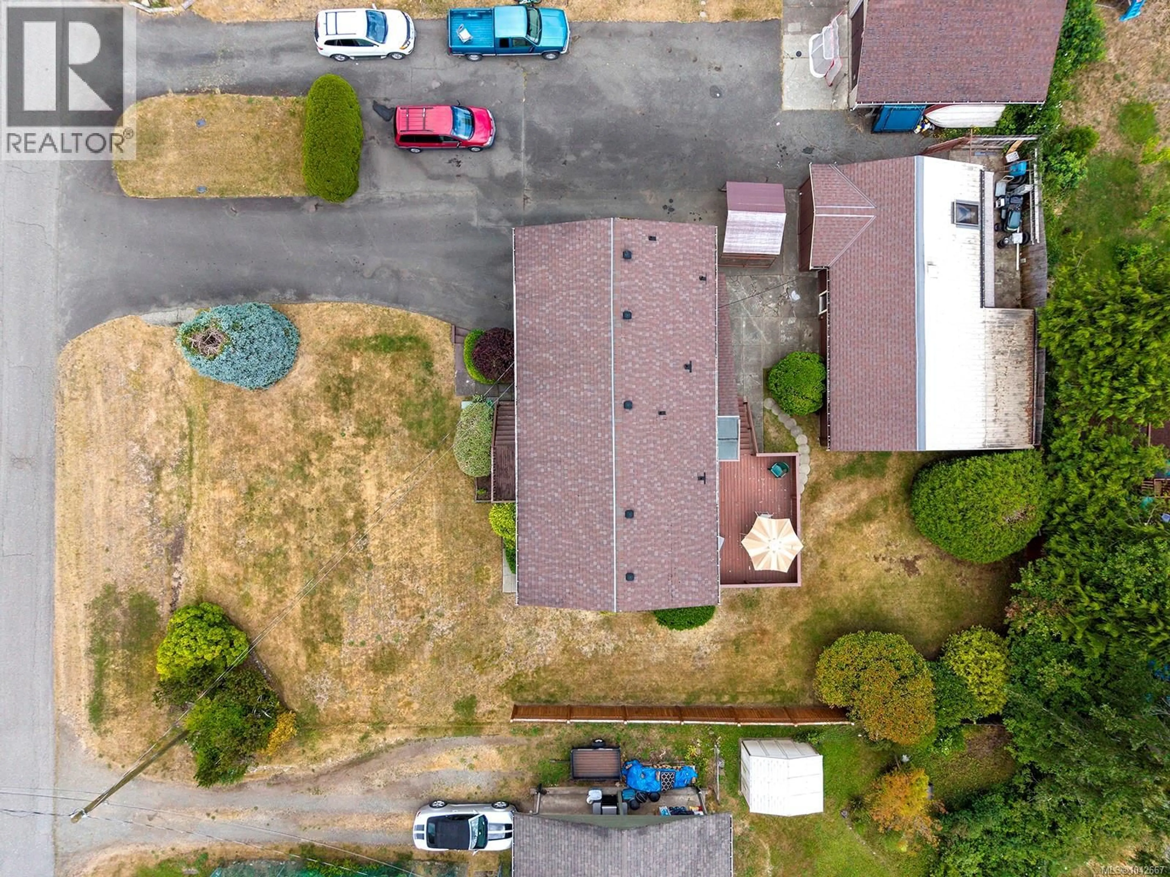 A pic from outside/outdoor area/front of a property/back of a property/a pic from drone, street for 2496 CRYSTAL DRIVE, Courtenay British Columbia V9N9J9