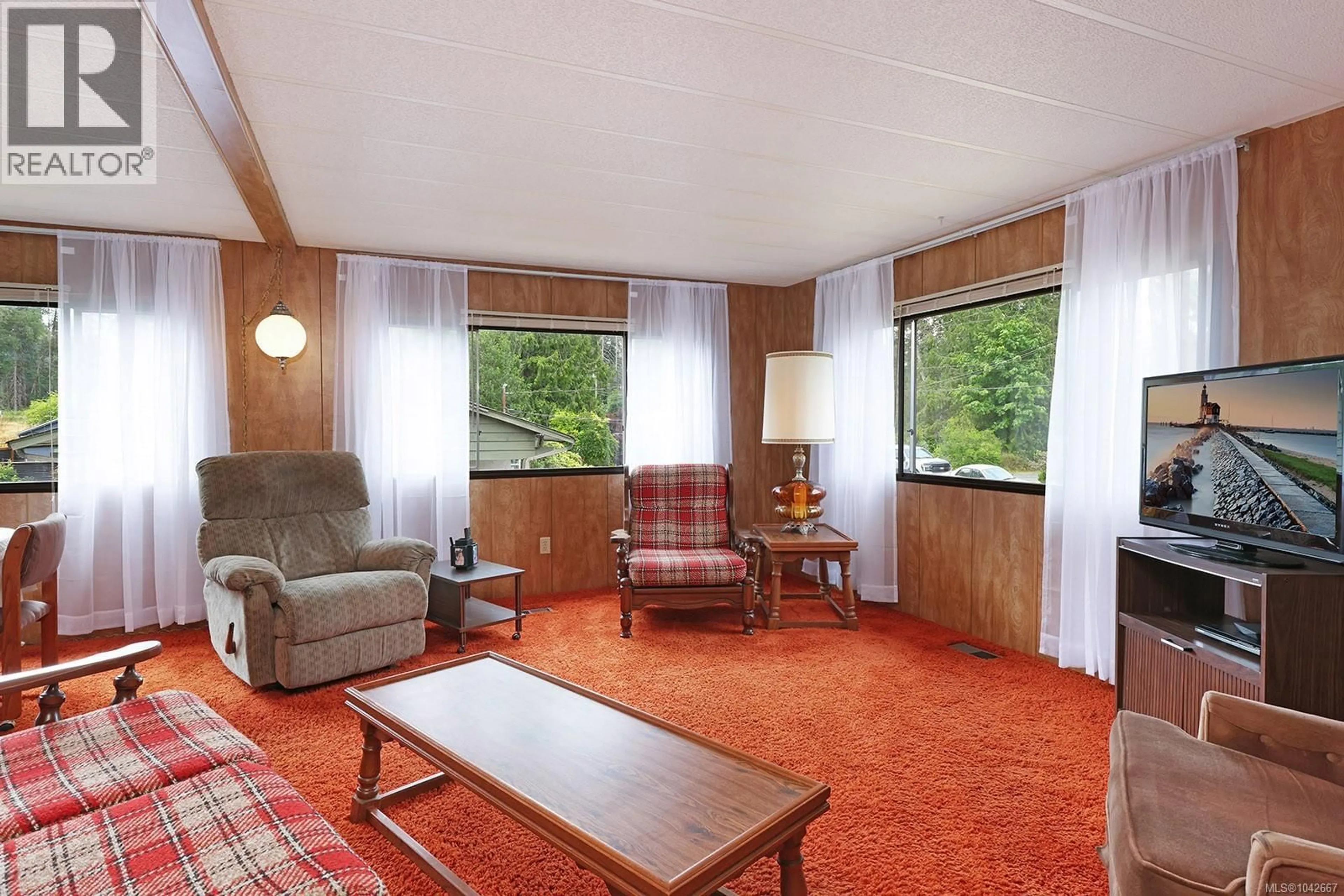 Living room with furniture, carpet floor for 2496 CRYSTAL DRIVE, Courtenay British Columbia V9N9J9