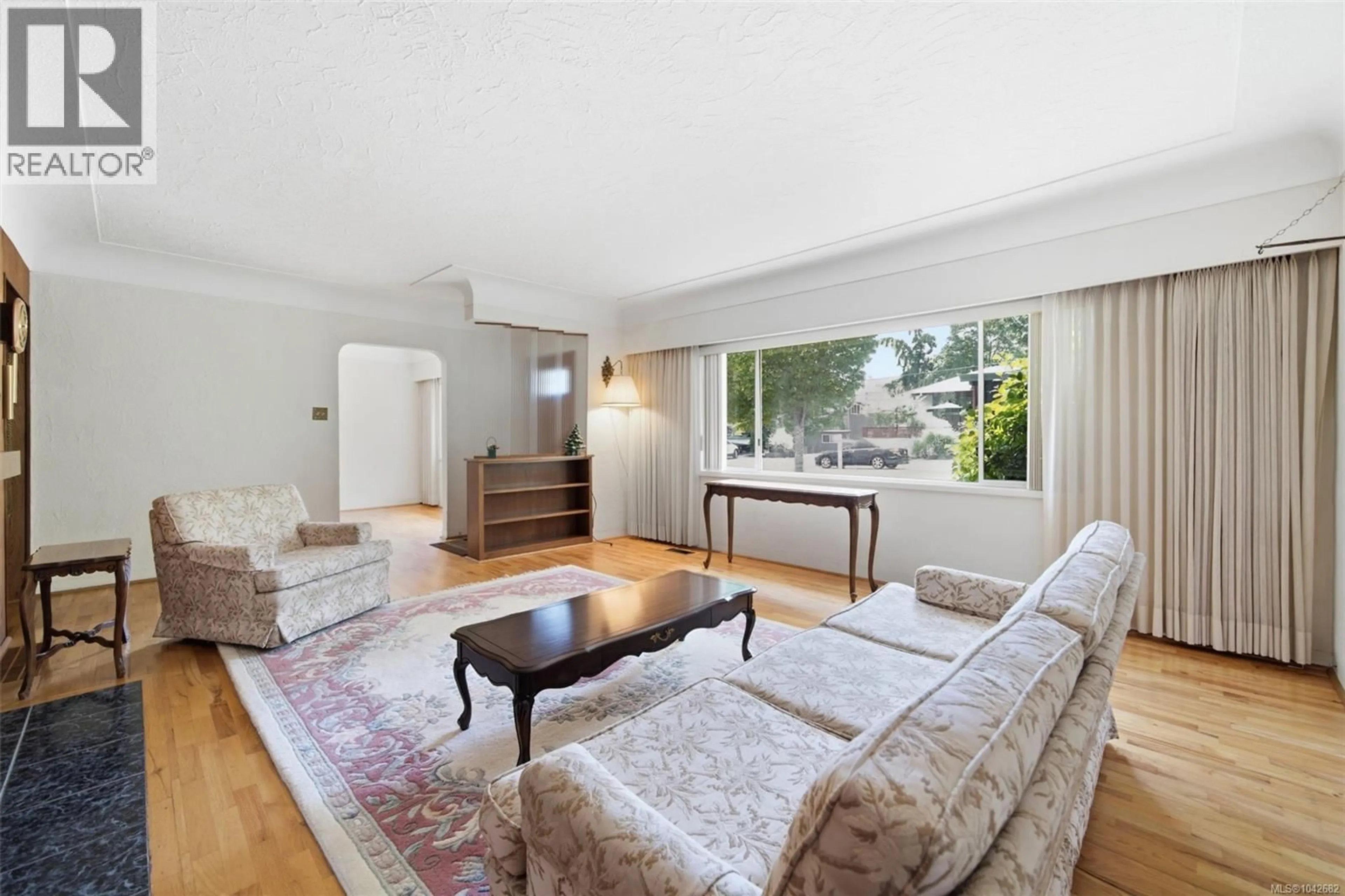 Living room with furniture, unknown for 2430 CAMELOT ROAD, Saanich British Columbia V8N1J3
