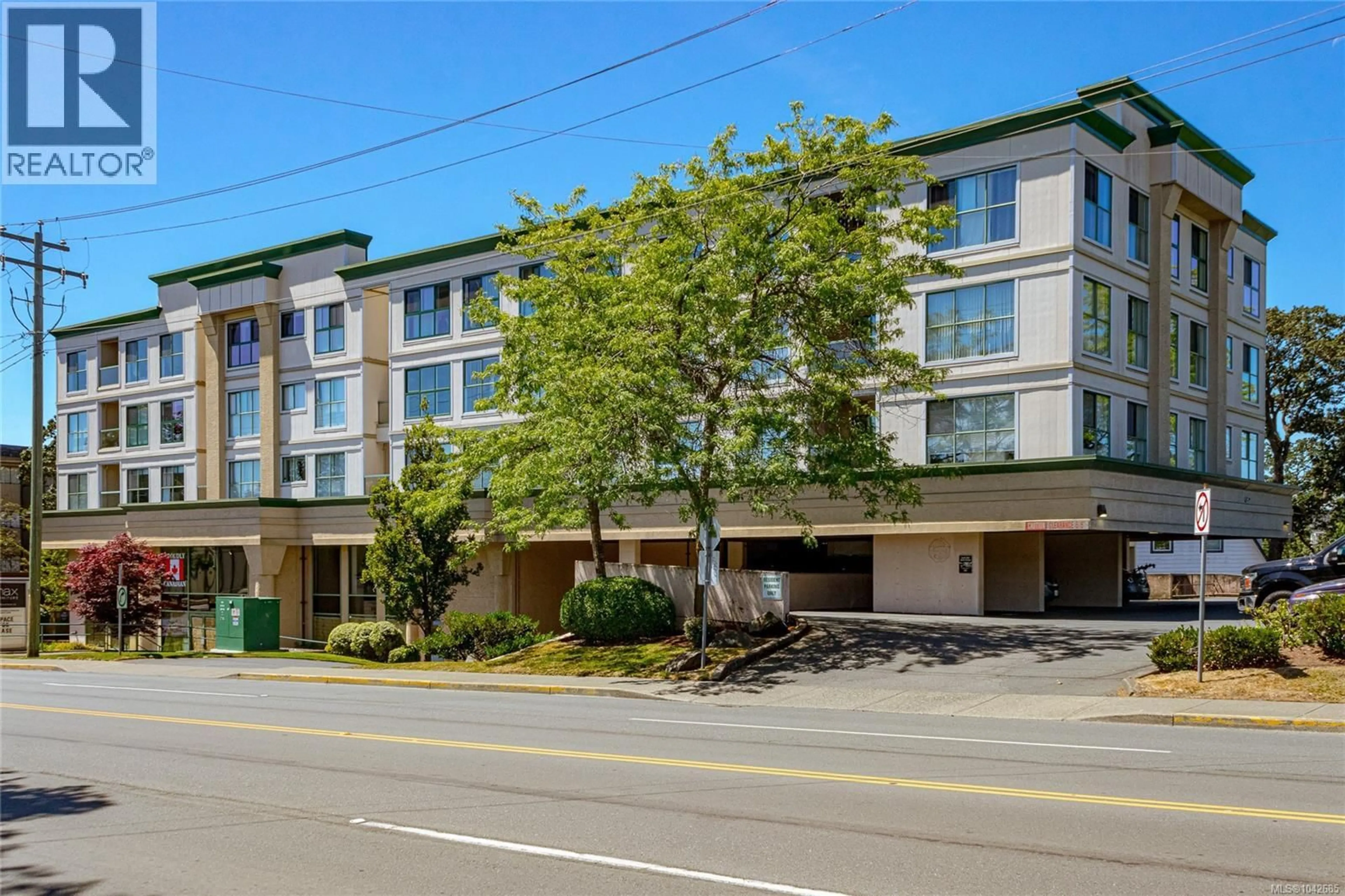 Patio, building for 409 - 3460 QUADRA STREET, Saanich British Columbia V8X1G6