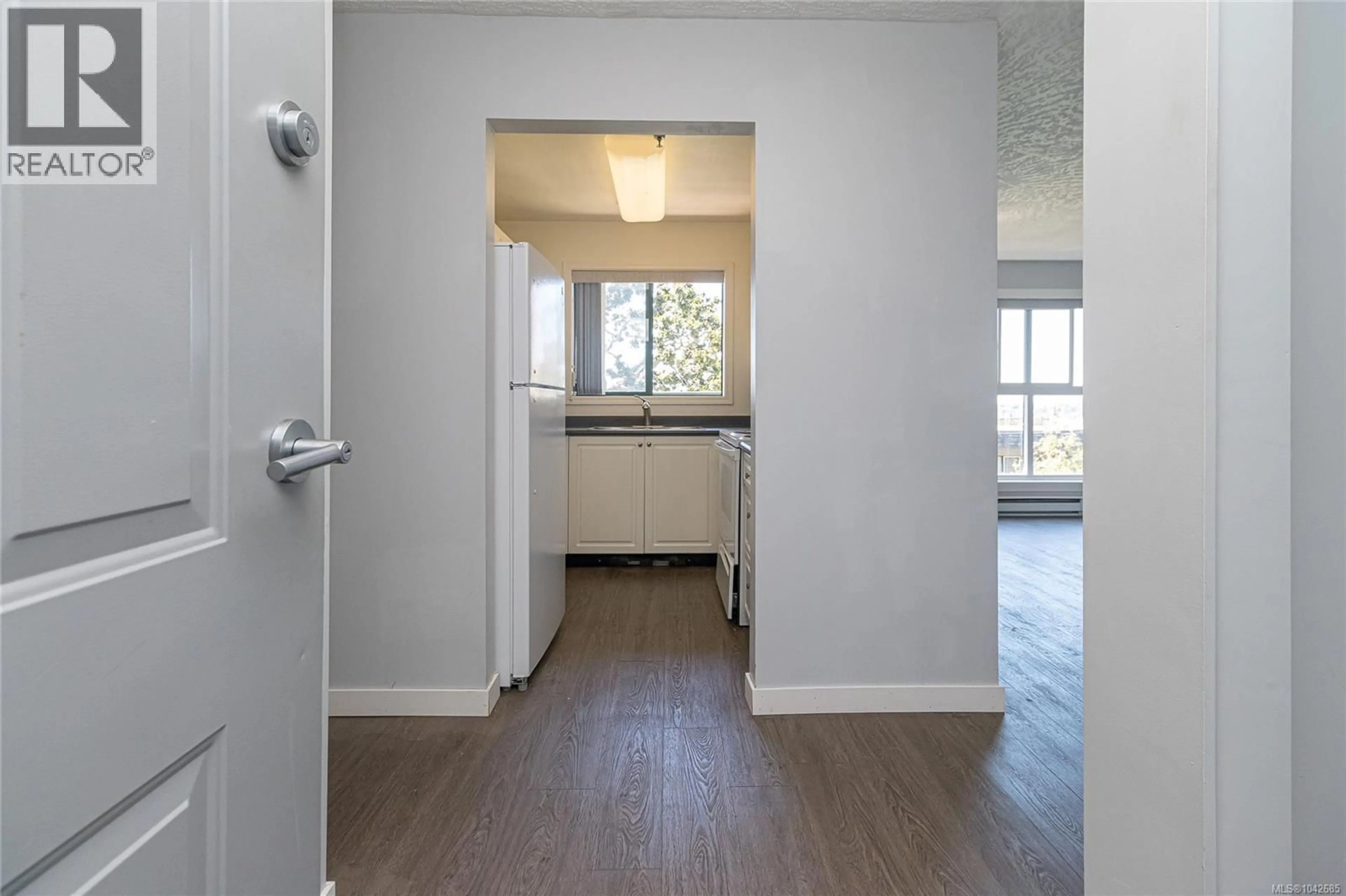 Indoor entryway for 409 - 3460 QUADRA STREET, Saanich British Columbia V8X1G6