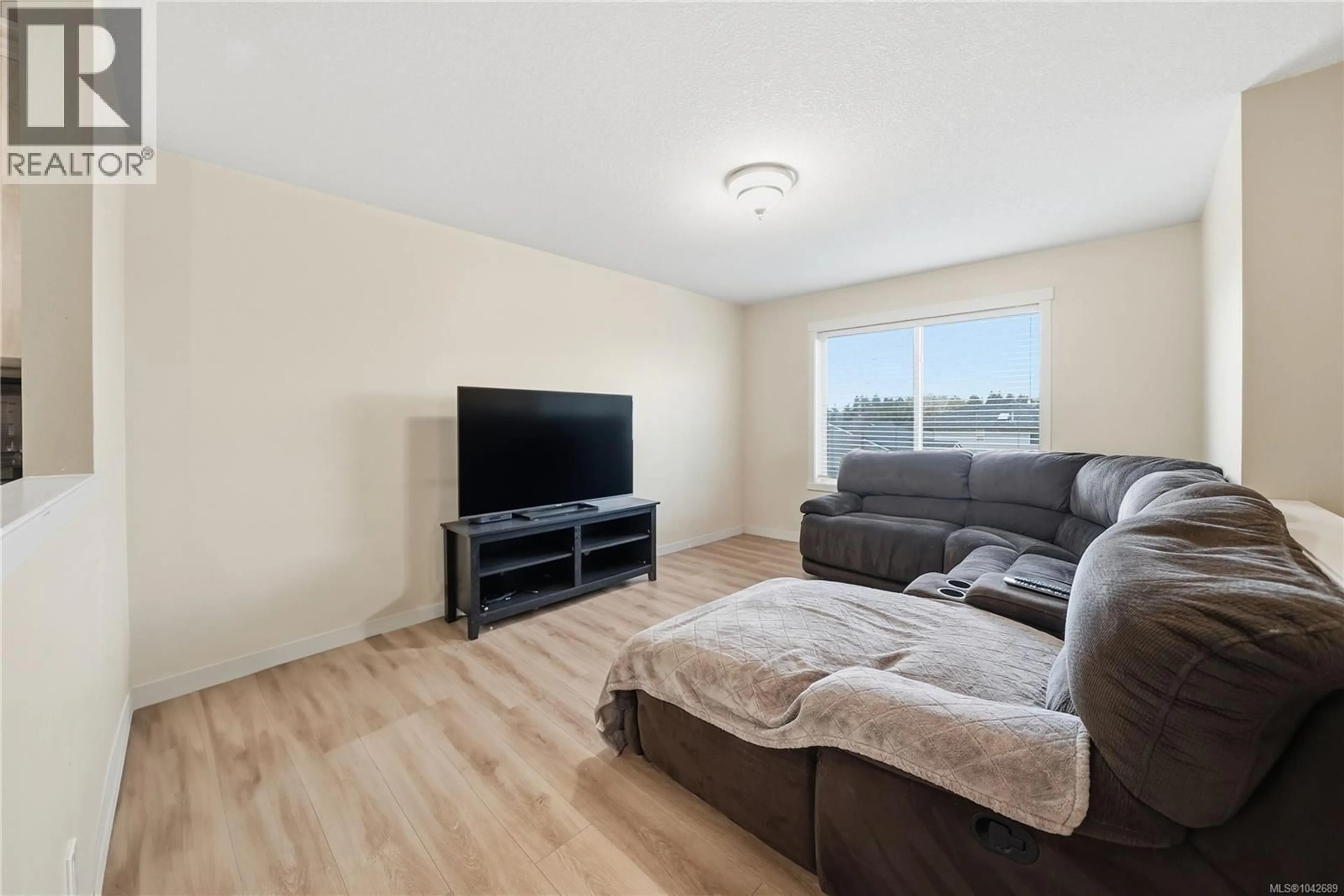 Living room with furniture, wood/laminate floor for 6085 CLAYBURN PLACE, Nanaimo British Columbia V9V1M6