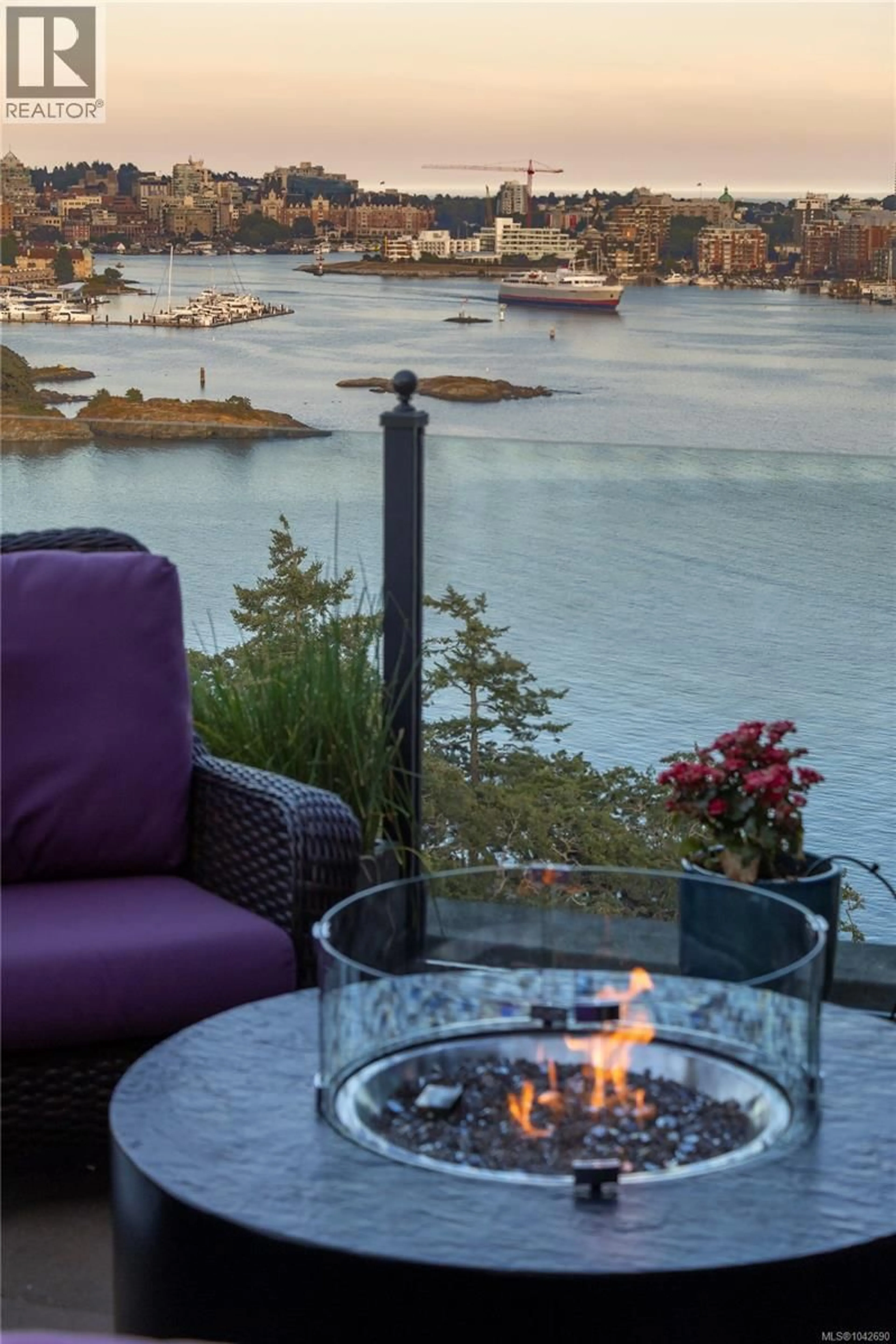 Patio, water/lake/river/ocean view for 801 - 847 DUNSMUIR ROAD, Esquimalt British Columbia V9A0A5