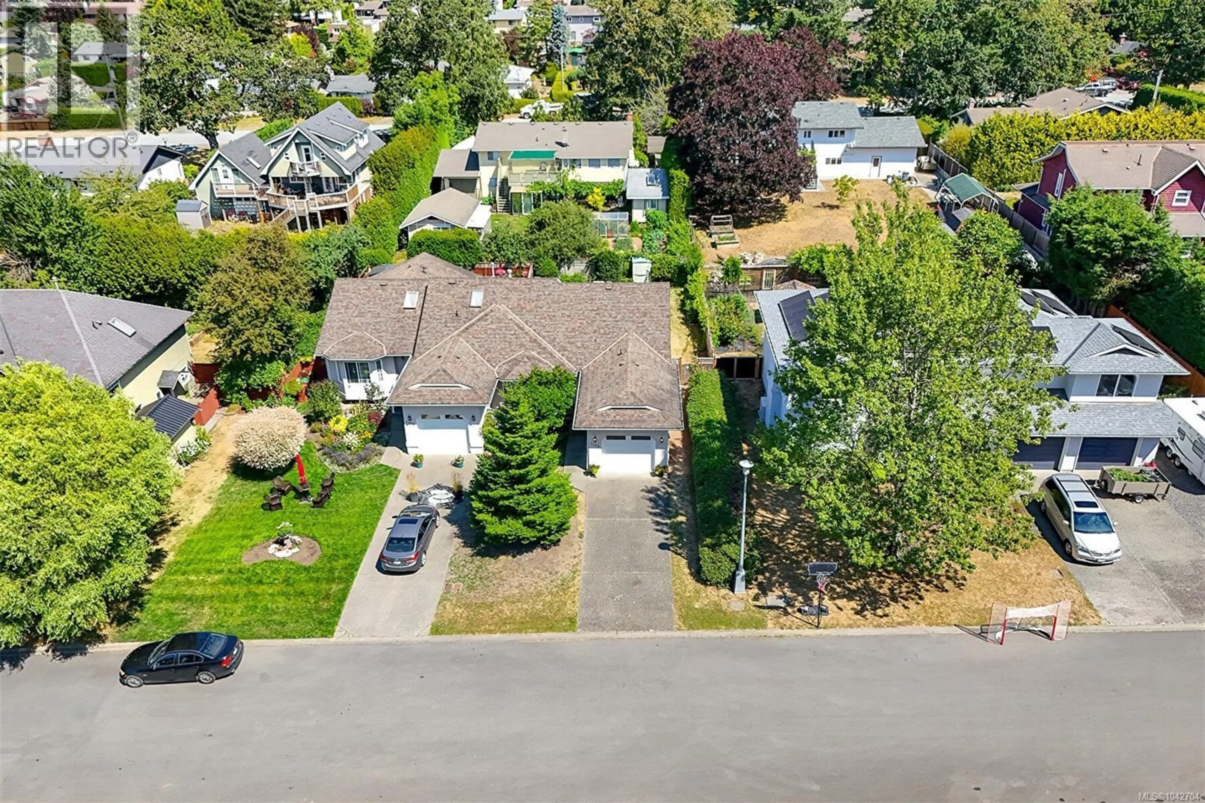 A pic from outside/outdoor area/front of a property/back of a property/a pic from drone, street for 1108 LUCILLE DRIVE, Central Saanich British Columbia V8M1H6