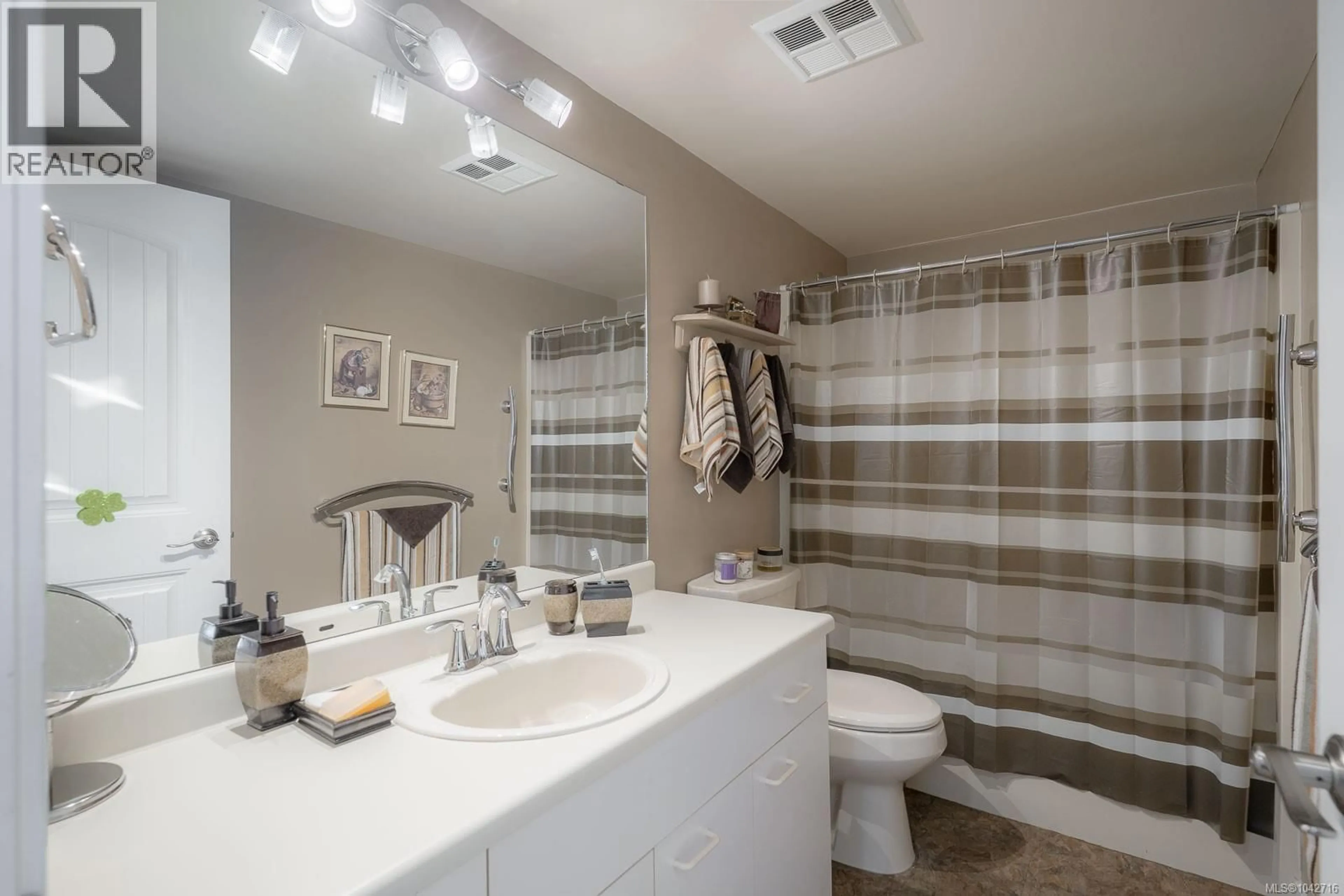 Standard bathroom, ceramic/tile floor for 202 - 9958 DANIEL STREET, Chemainus British Columbia V0R1K2