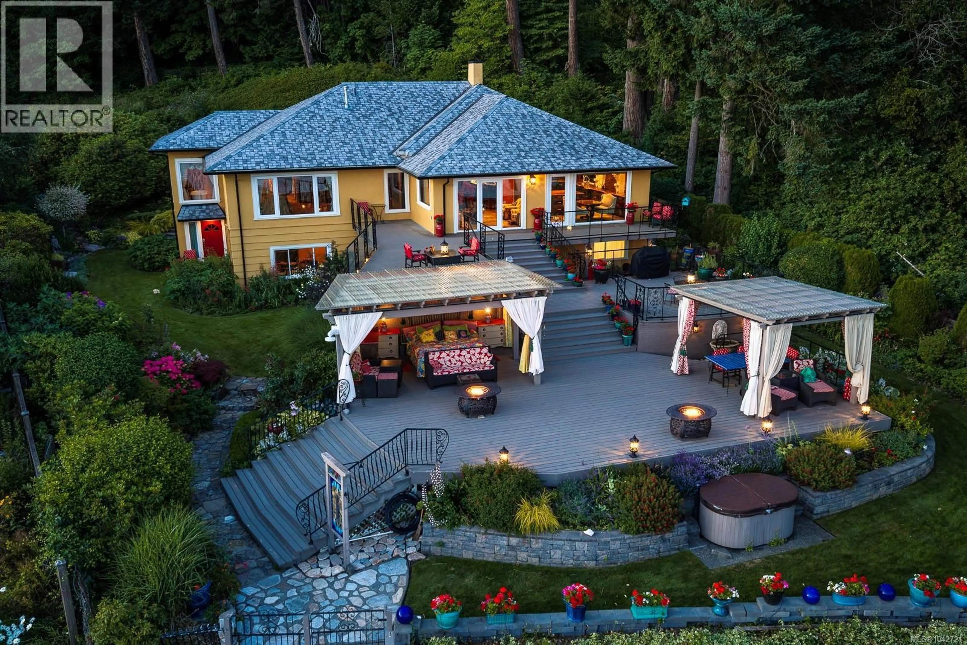 Patio, unknown for 2299 COMOX AVENUE, Comox British Columbia V9M1X6
