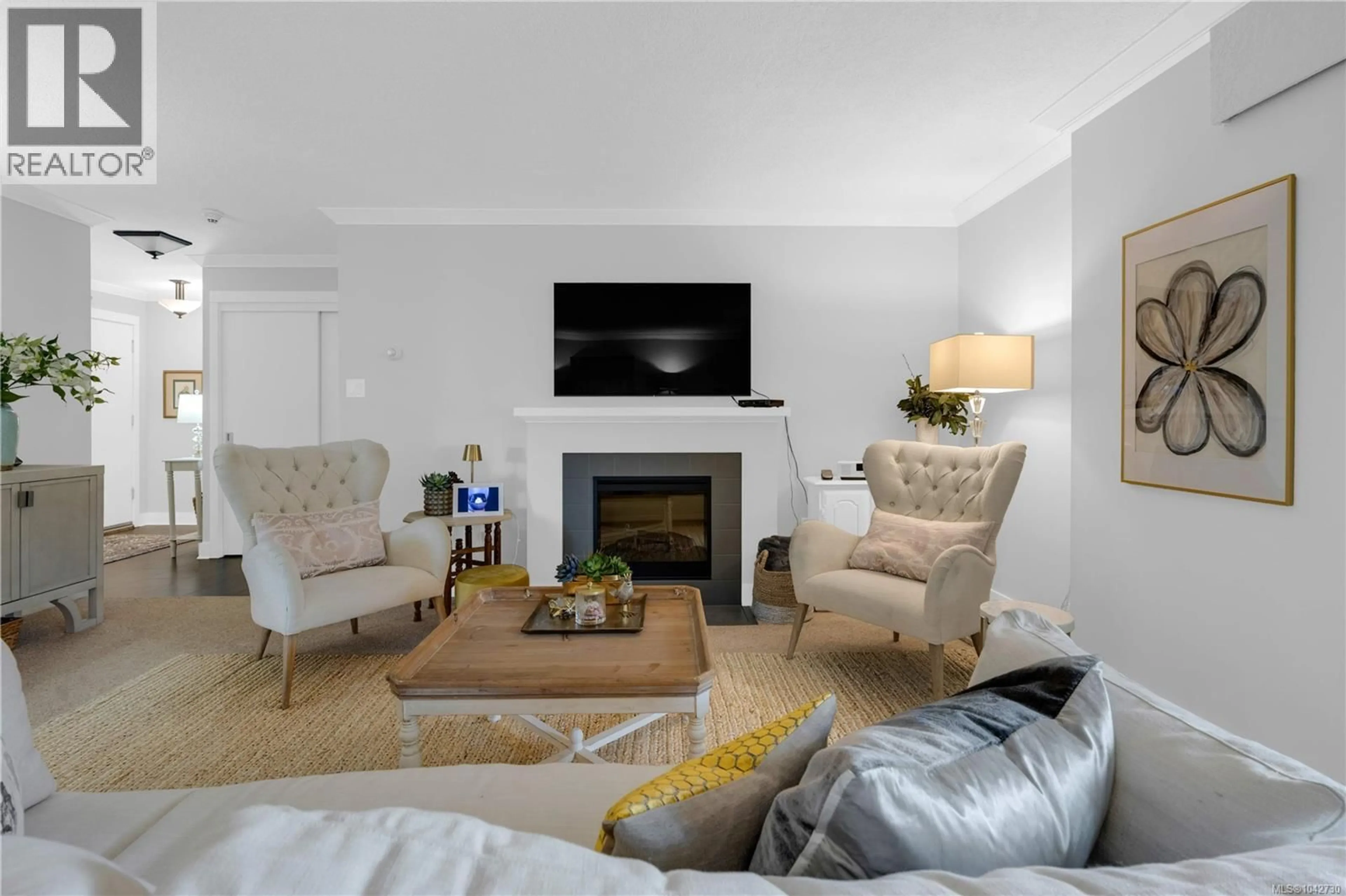 Living room with furniture, unknown for 205 - 2125 OAK BAY AVENUE, Oak Bay British Columbia V8R1E8