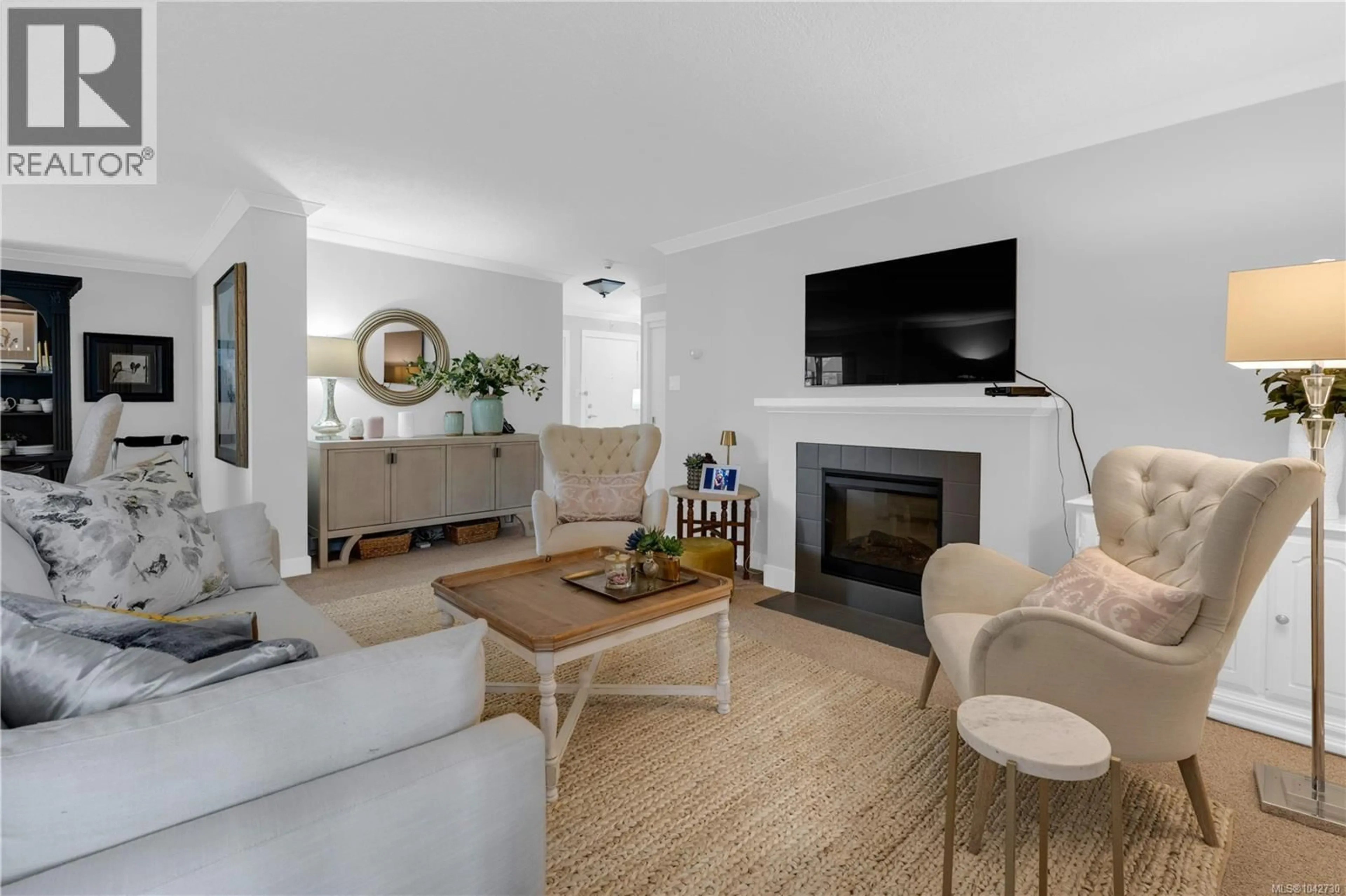 Living room with furniture, unknown for 205 - 2125 OAK BAY AVENUE, Oak Bay British Columbia V8R1E8