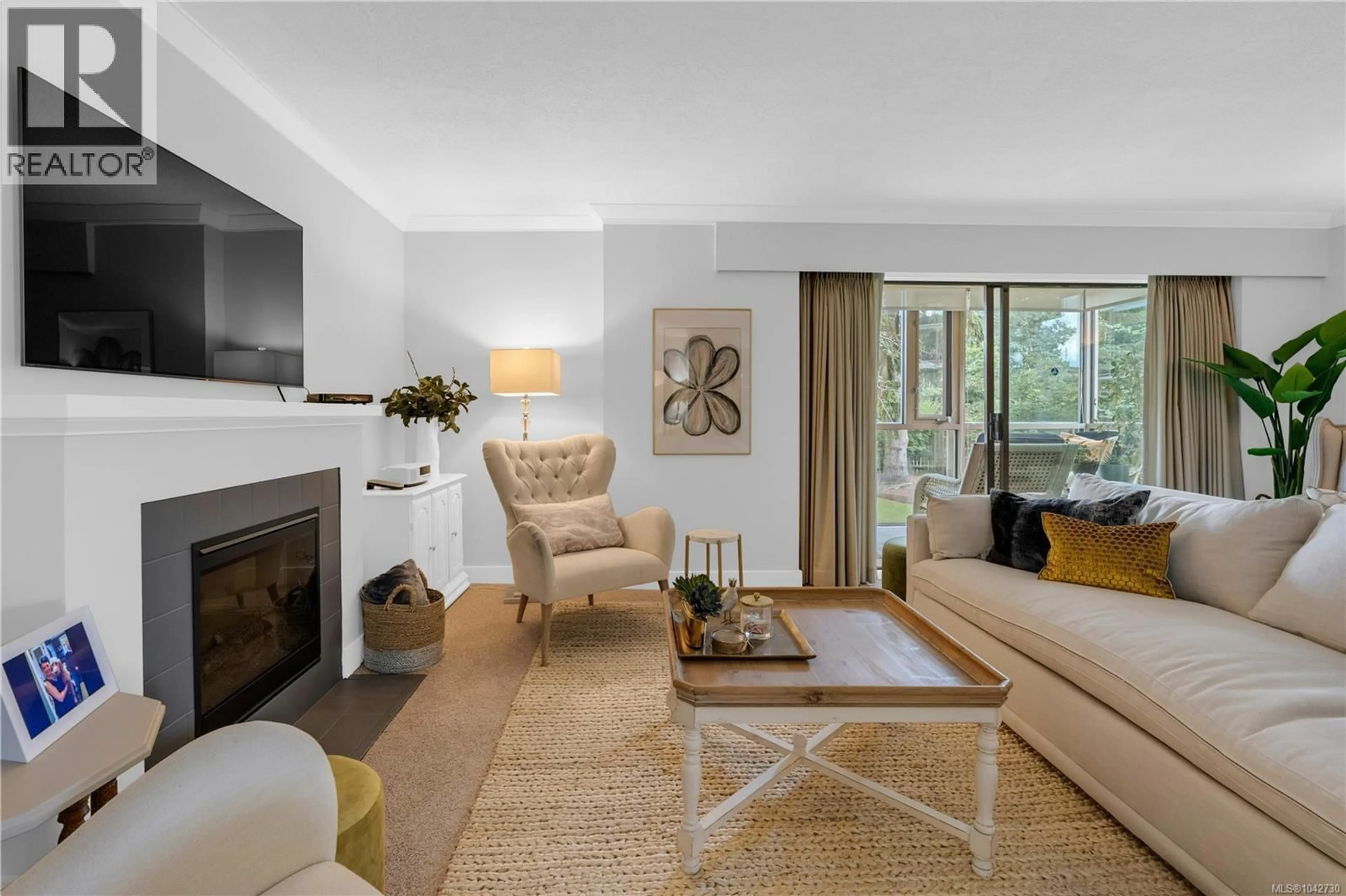 Living room with furniture, unknown for 205 - 2125 OAK BAY AVENUE, Oak Bay British Columbia V8R1E8