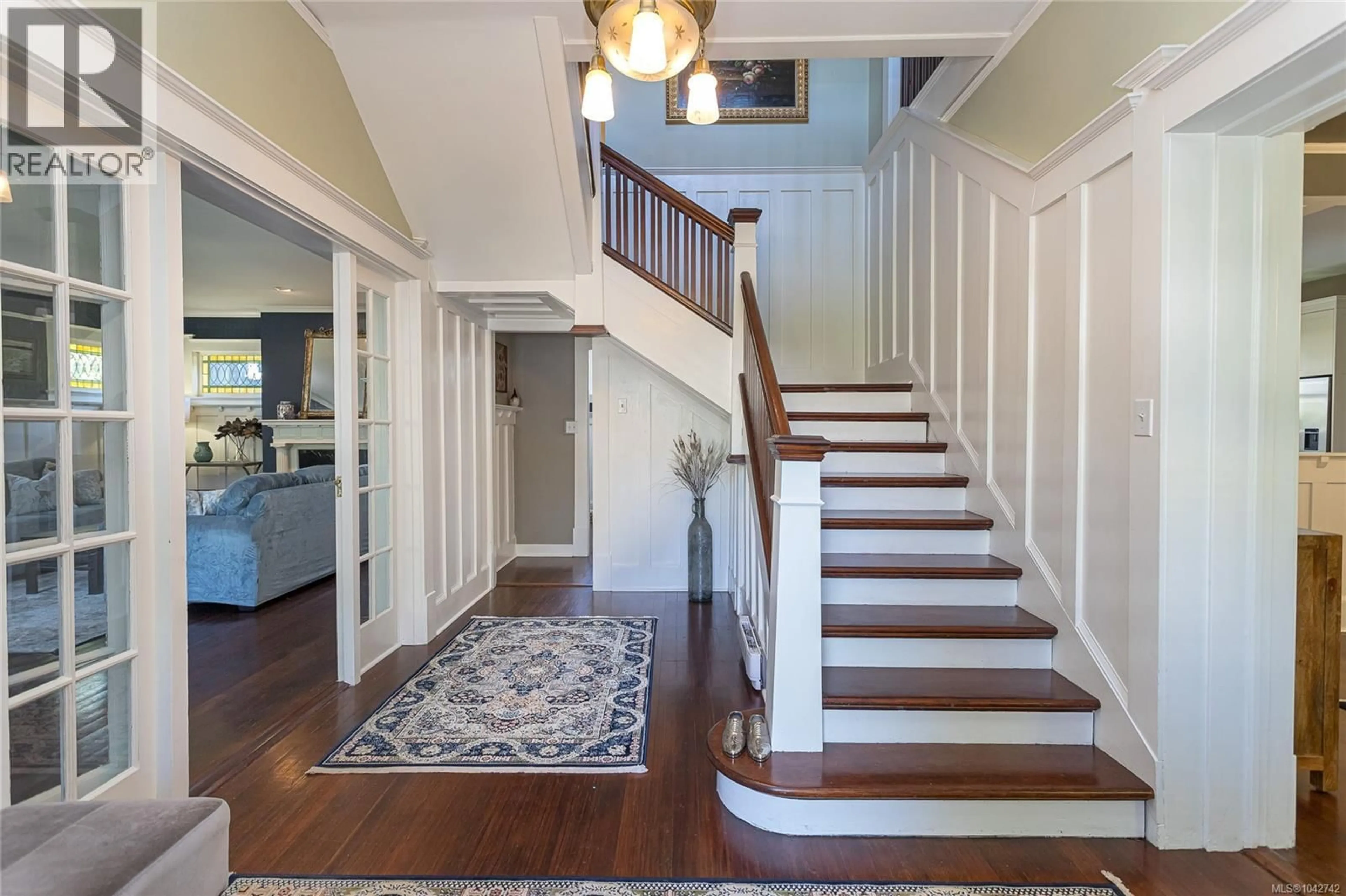Indoor foyer for 875 RICHMOND ROAD, Victoria British Columbia V8S3Z2