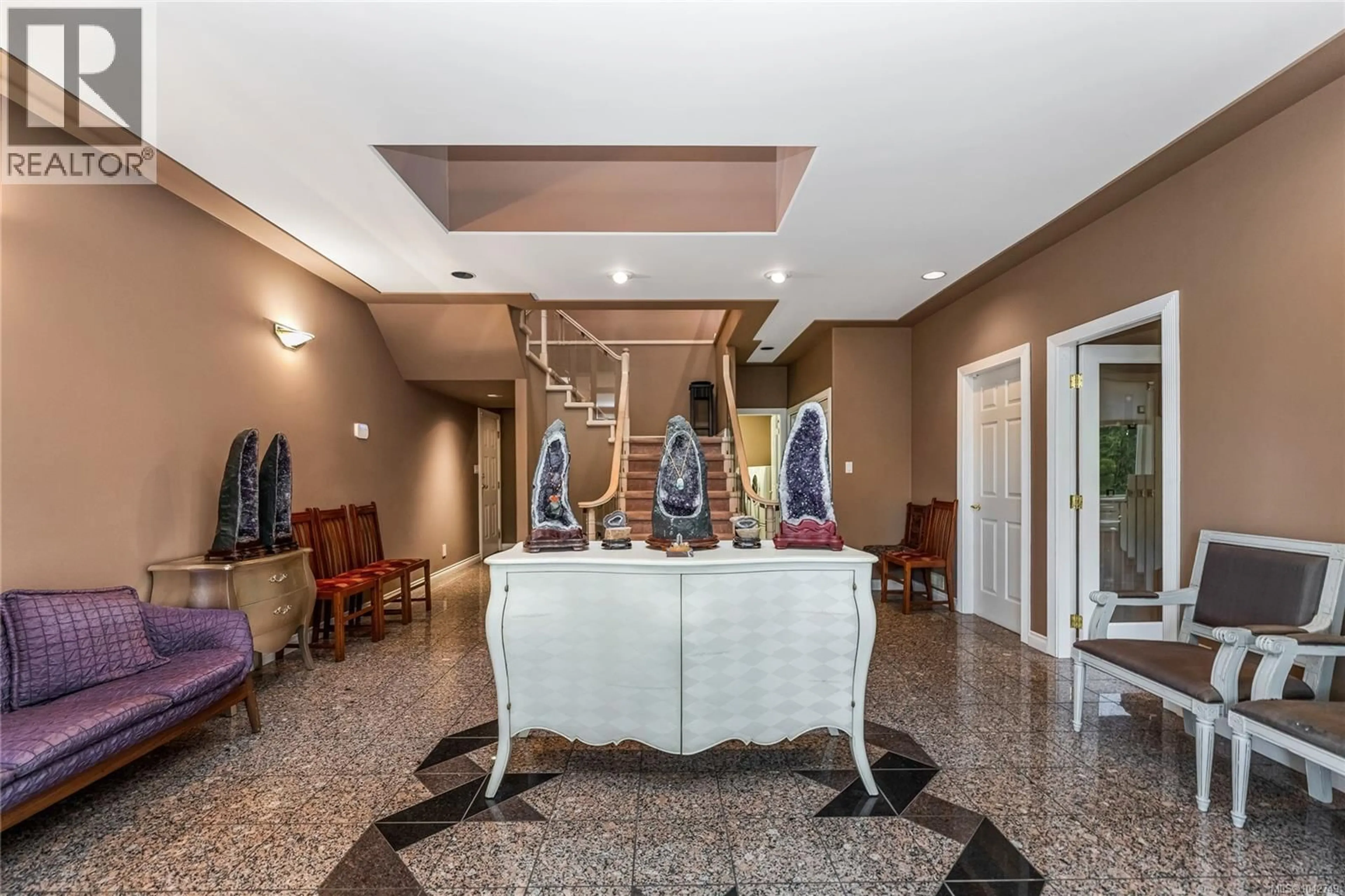 Lobby for 1060 VALEWOOD TRAIL, Saanich British Columbia V8X5G7