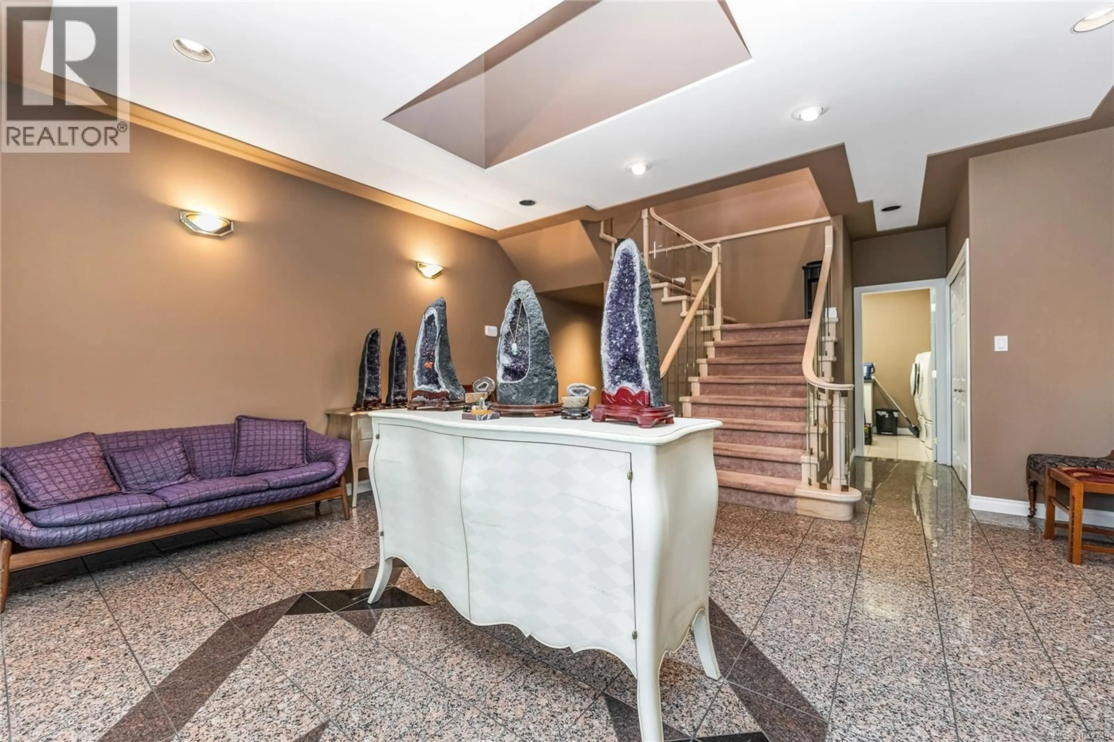 Lobby for 1060 VALEWOOD TRAIL, Saanich British Columbia V8X5G7