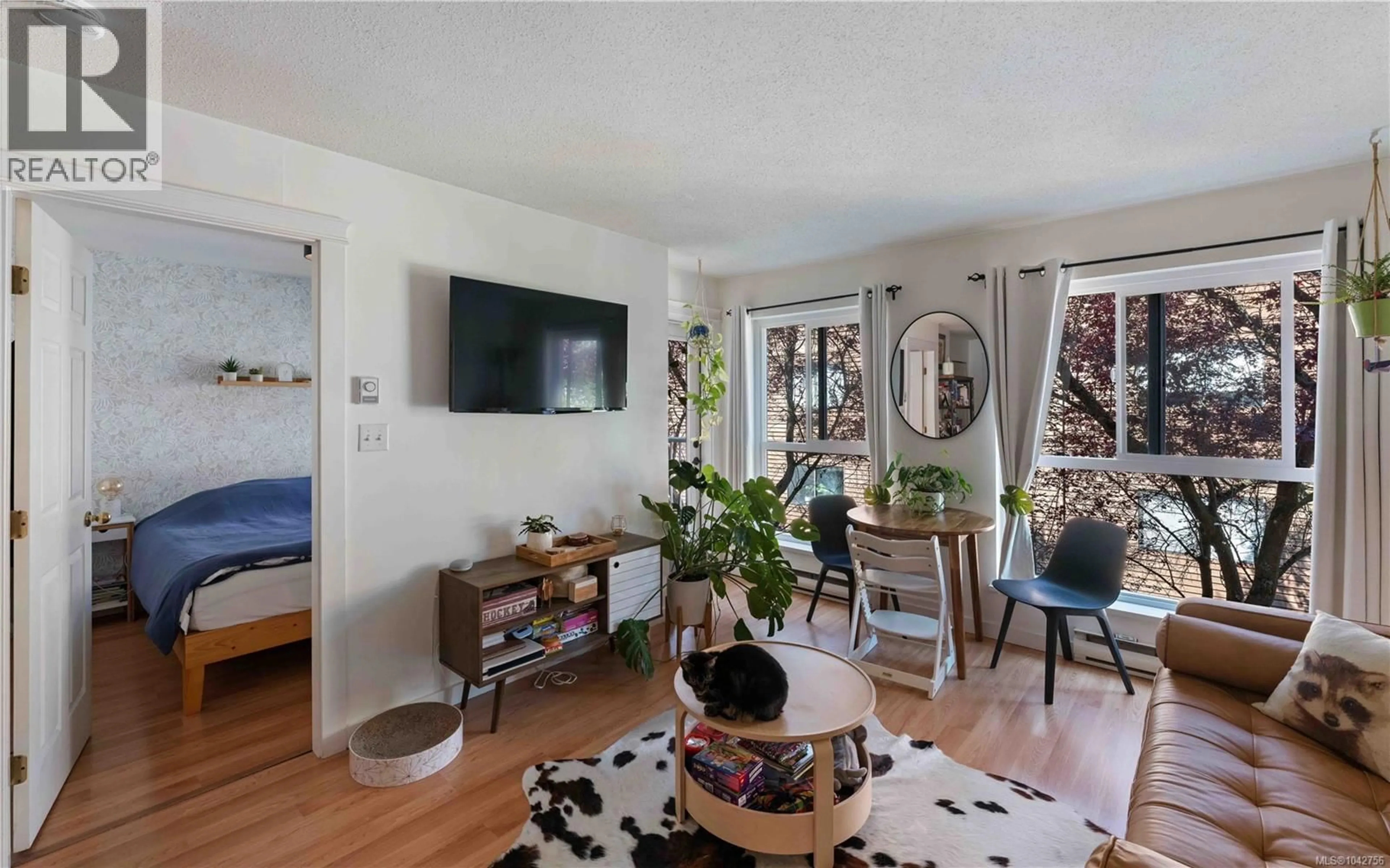 Living room with furniture, unknown for 302 - 1028 BALMORAL ROAD, Victoria British Columbia V8T1A8
