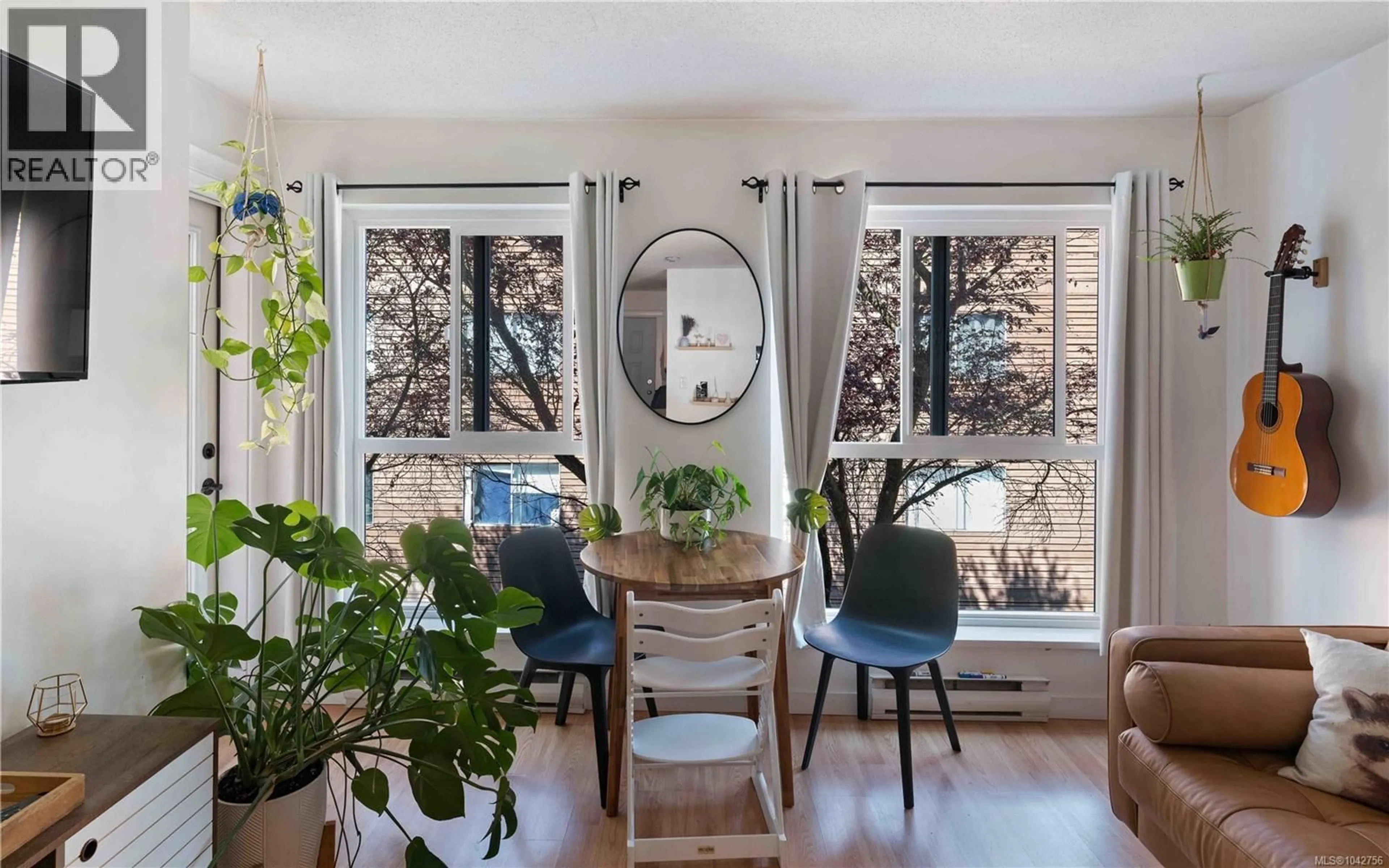Dining room, wood/laminate floor for 302 - 1028 BALMORAL ROAD, Victoria British Columbia V8T1A8