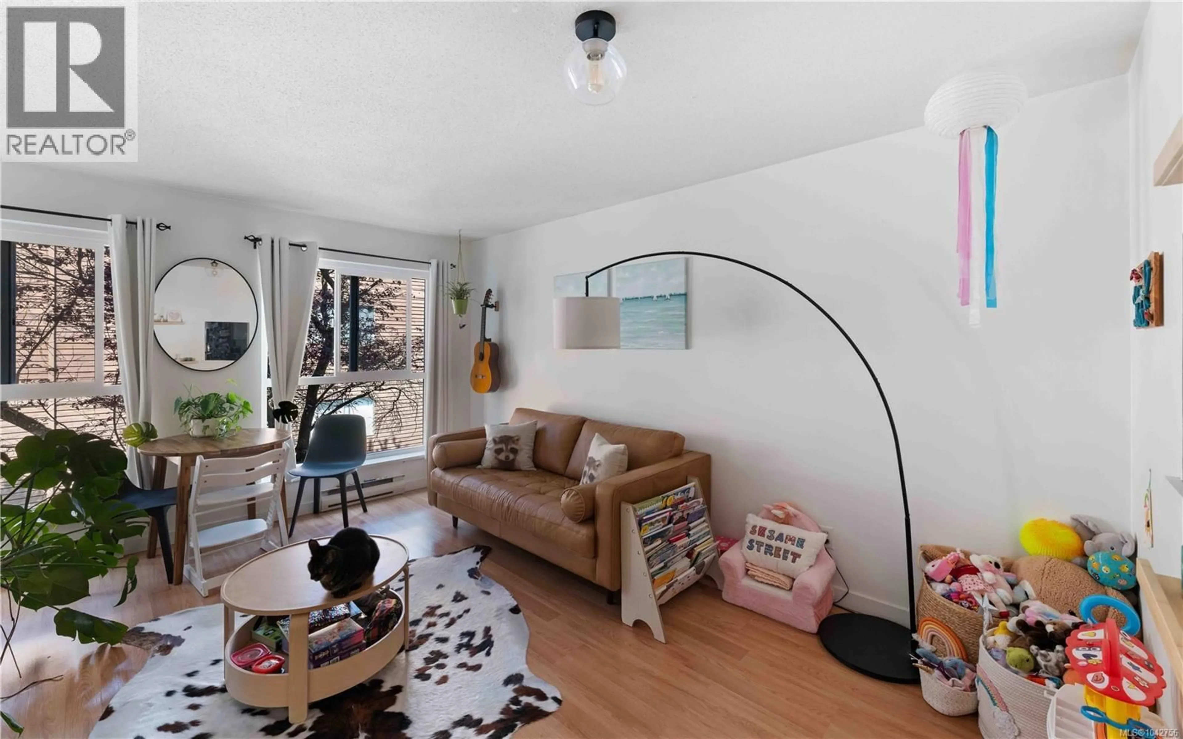 Living room with furniture, unknown for 302 - 1028 BALMORAL ROAD, Victoria British Columbia V8T1A8