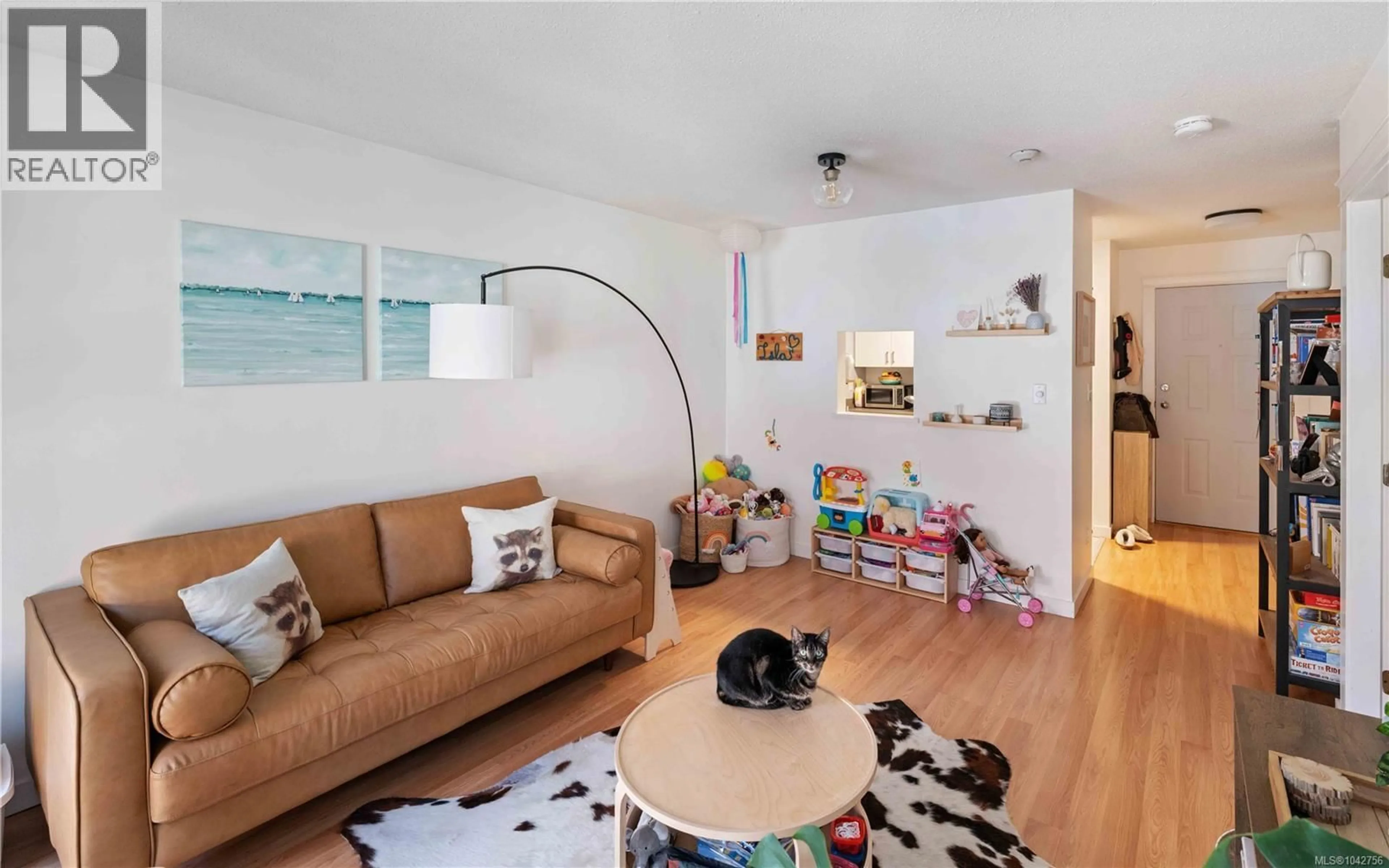 Living room with furniture, wood/laminate floor for 302 - 1028 BALMORAL ROAD, Victoria British Columbia V8T1A8