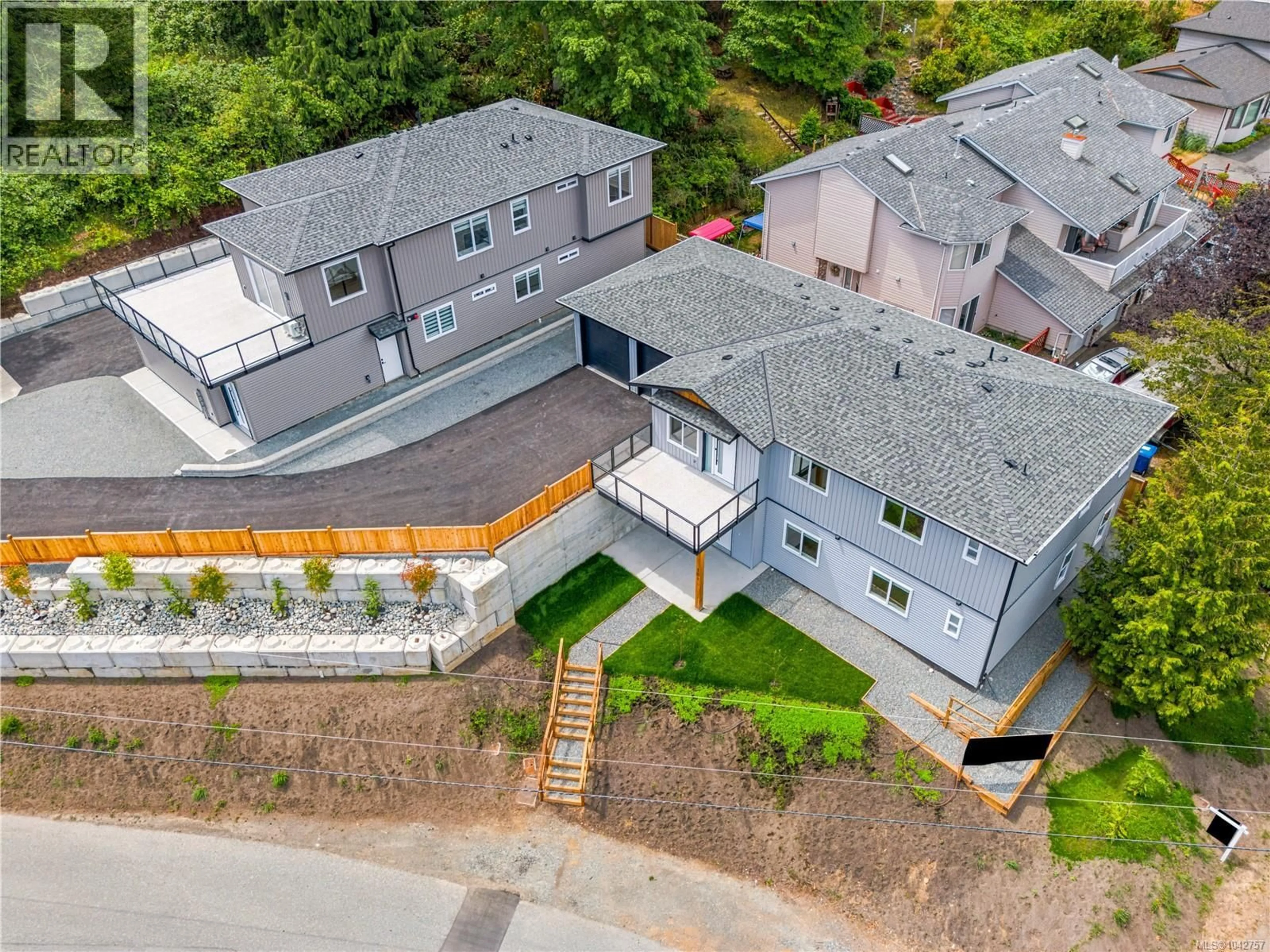 A pic from outside/outdoor area/front of a property/back of a property/a pic from drone, street for 101 - 5311 TOMS TURNABOUT, Nanaimo British Columbia V9T5M9