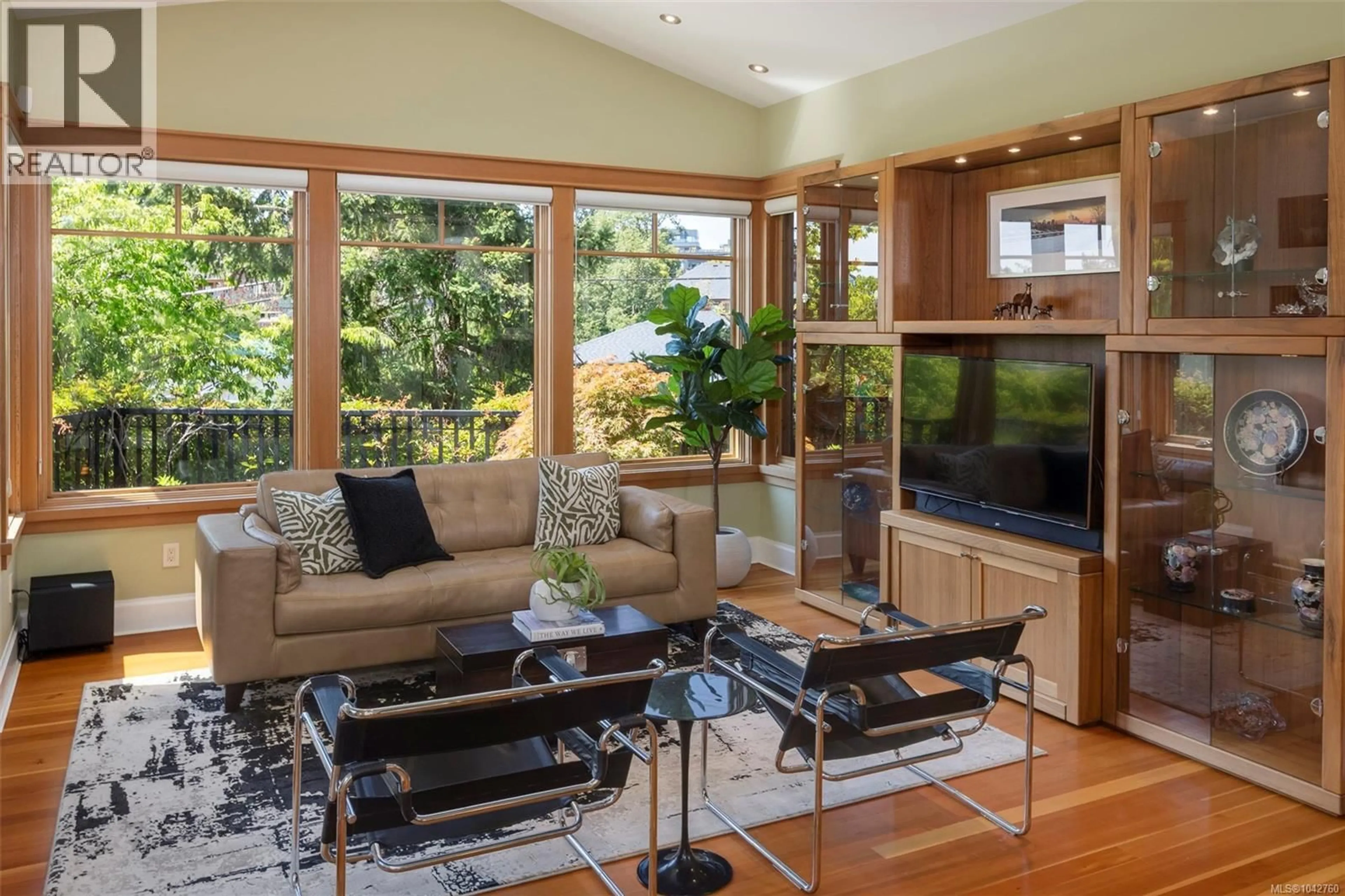Living room with furniture, wood/laminate floor for 1 - 849 DUNSMUIR ROAD, Esquimalt British Columbia V9A5B8