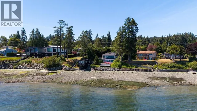 8543 LOCHSIDE DRIVE, North Saanich 3