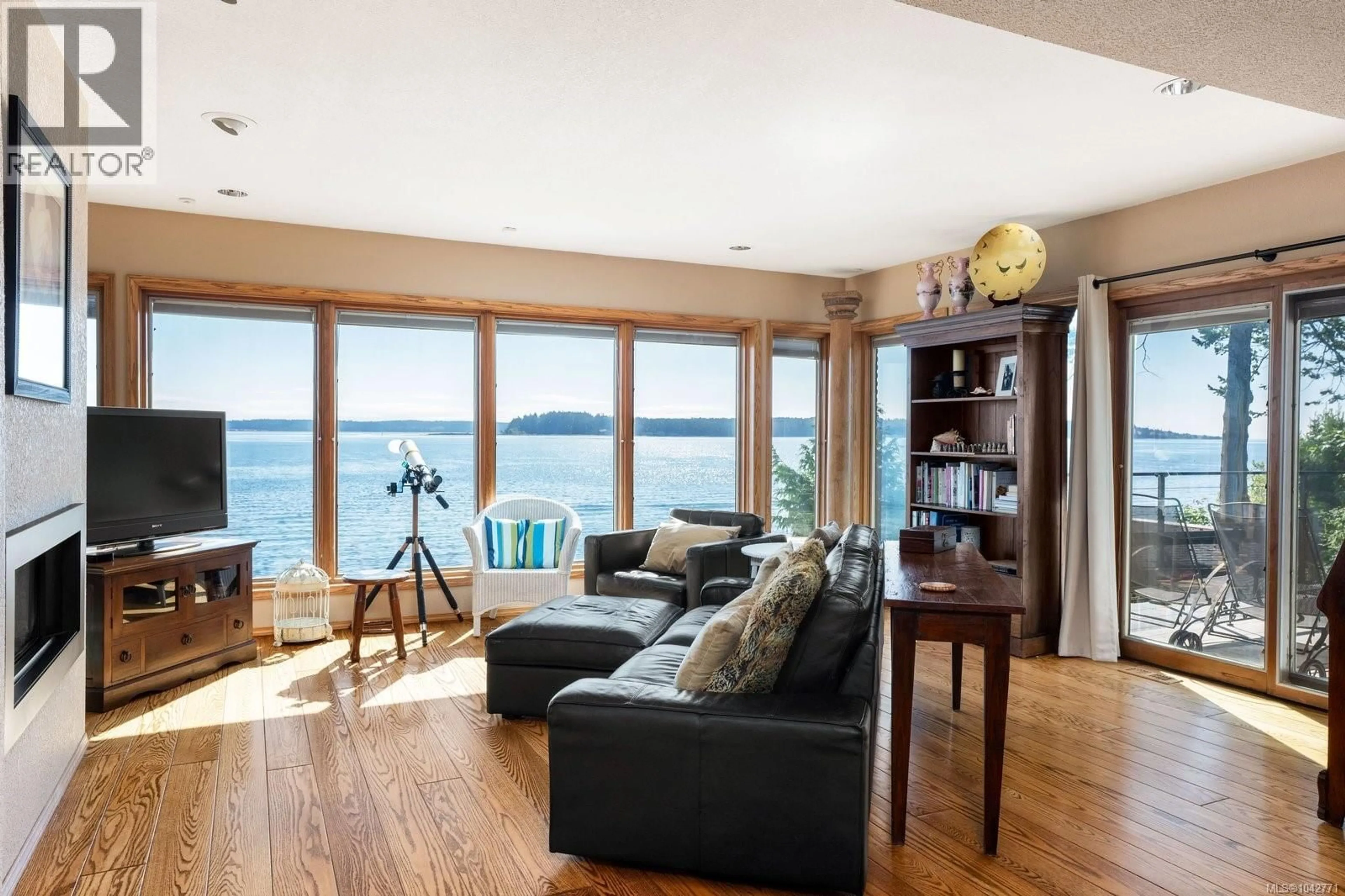 Living room with furniture, wood/laminate floor for 8543 LOCHSIDE DRIVE, North Saanich British Columbia V8L1M5