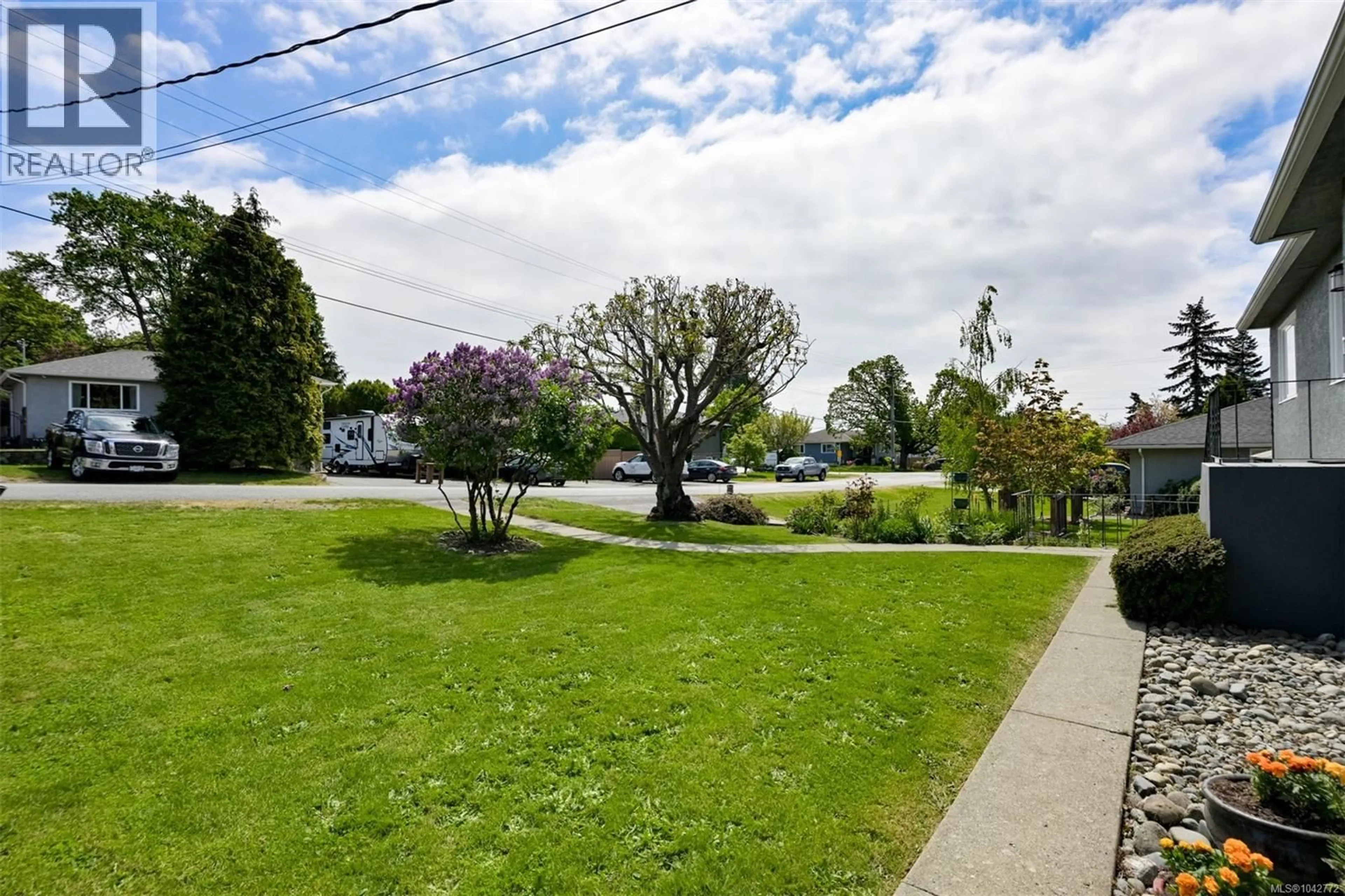 A pic from outside/outdoor area/front of a property/back of a property/a pic from drone, water/lake/river/ocean view for 3746 SEATON STREET, Saanich British Columbia V8X3W4