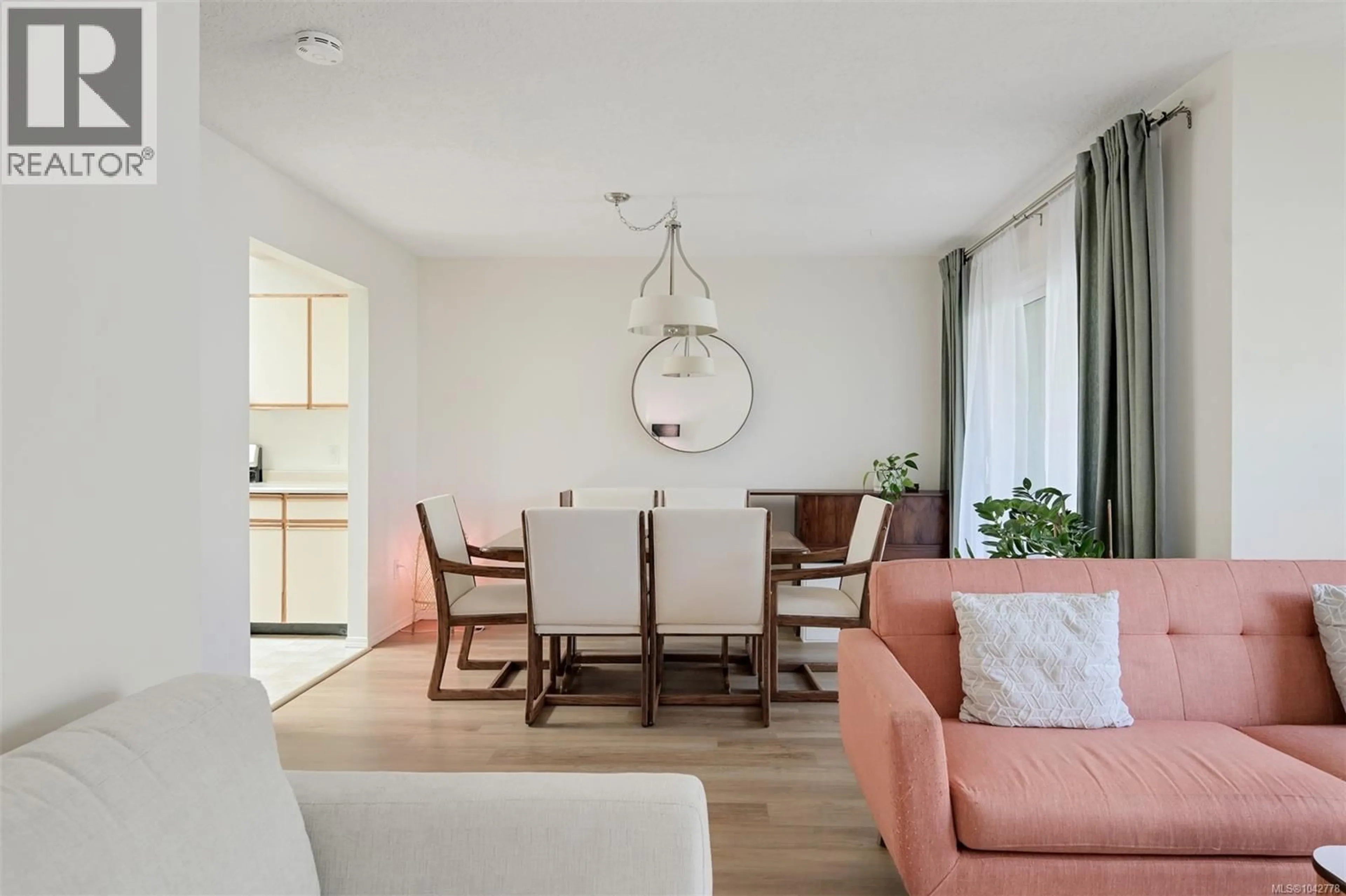 Living room with furniture, wood/laminate floor for 7 - 947 CALEDONIA AVENUE, Victoria British Columbia V8T1E8