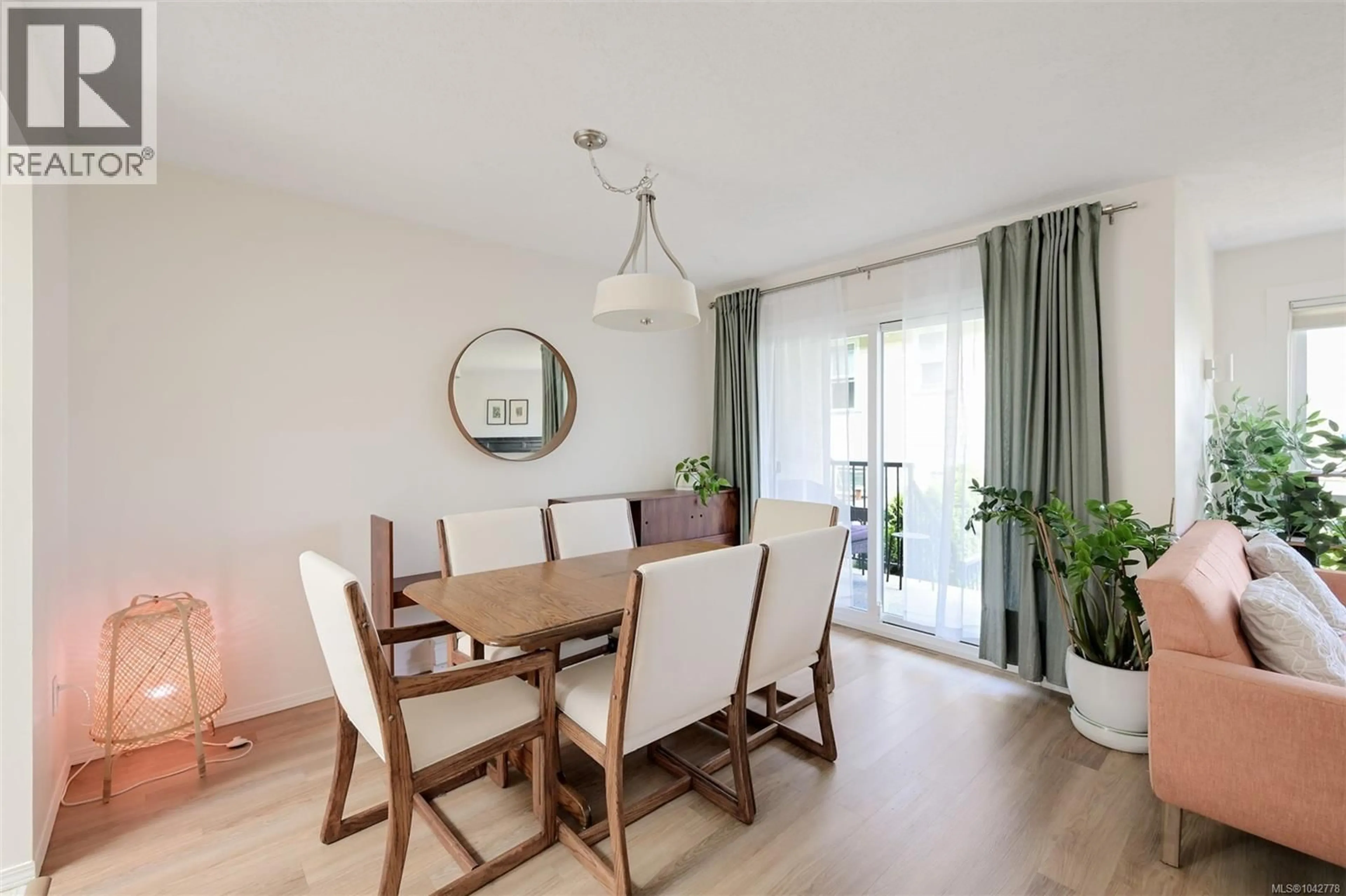 Dining room, wood/laminate floor for 7 - 947 CALEDONIA AVENUE, Victoria British Columbia V8T1E8