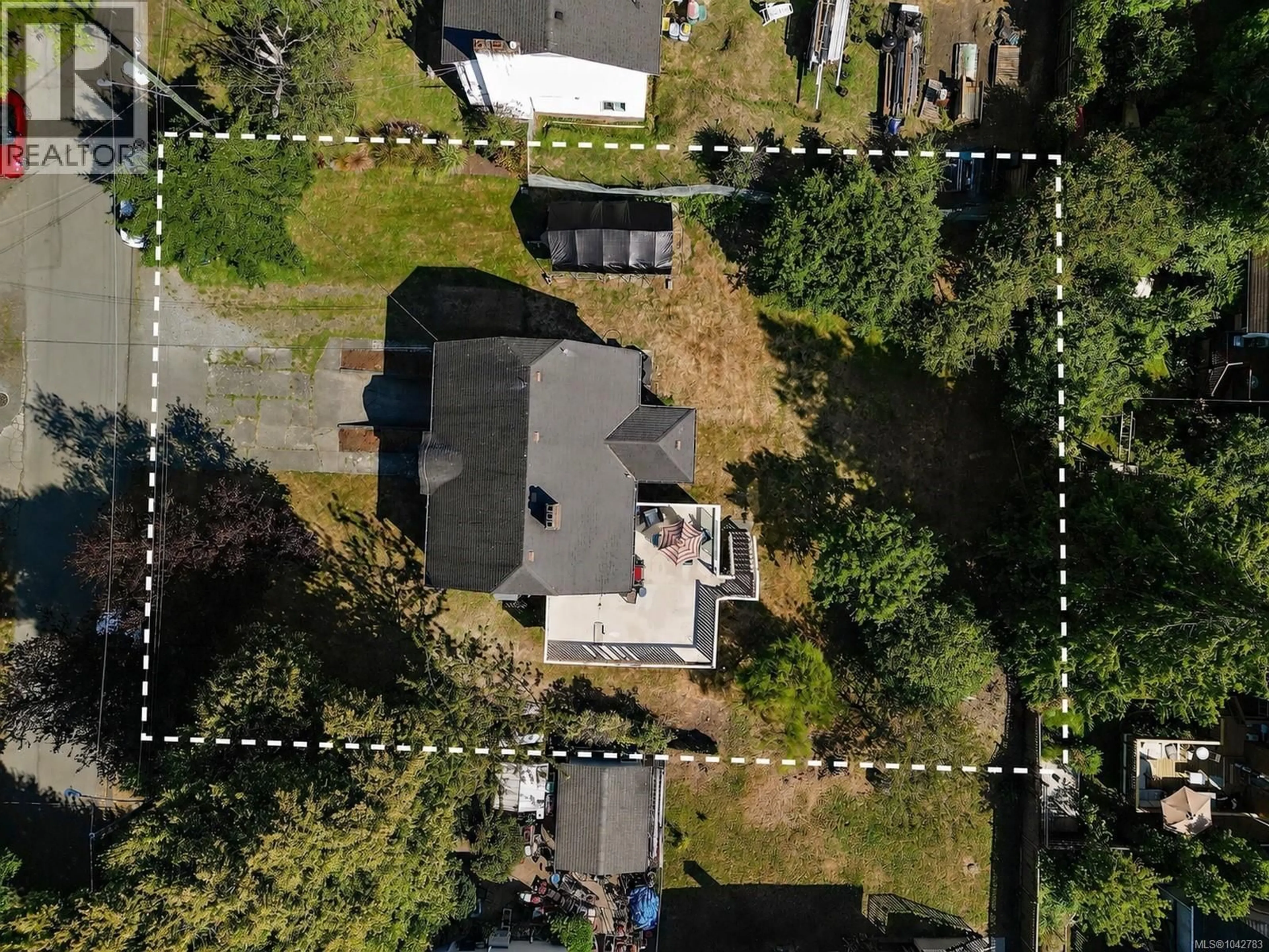 A pic from outside/outdoor area/front of a property/back of a property/a pic from drone, street for 81 LOGAN AVENUE, Saanich British Columbia V9A1H4