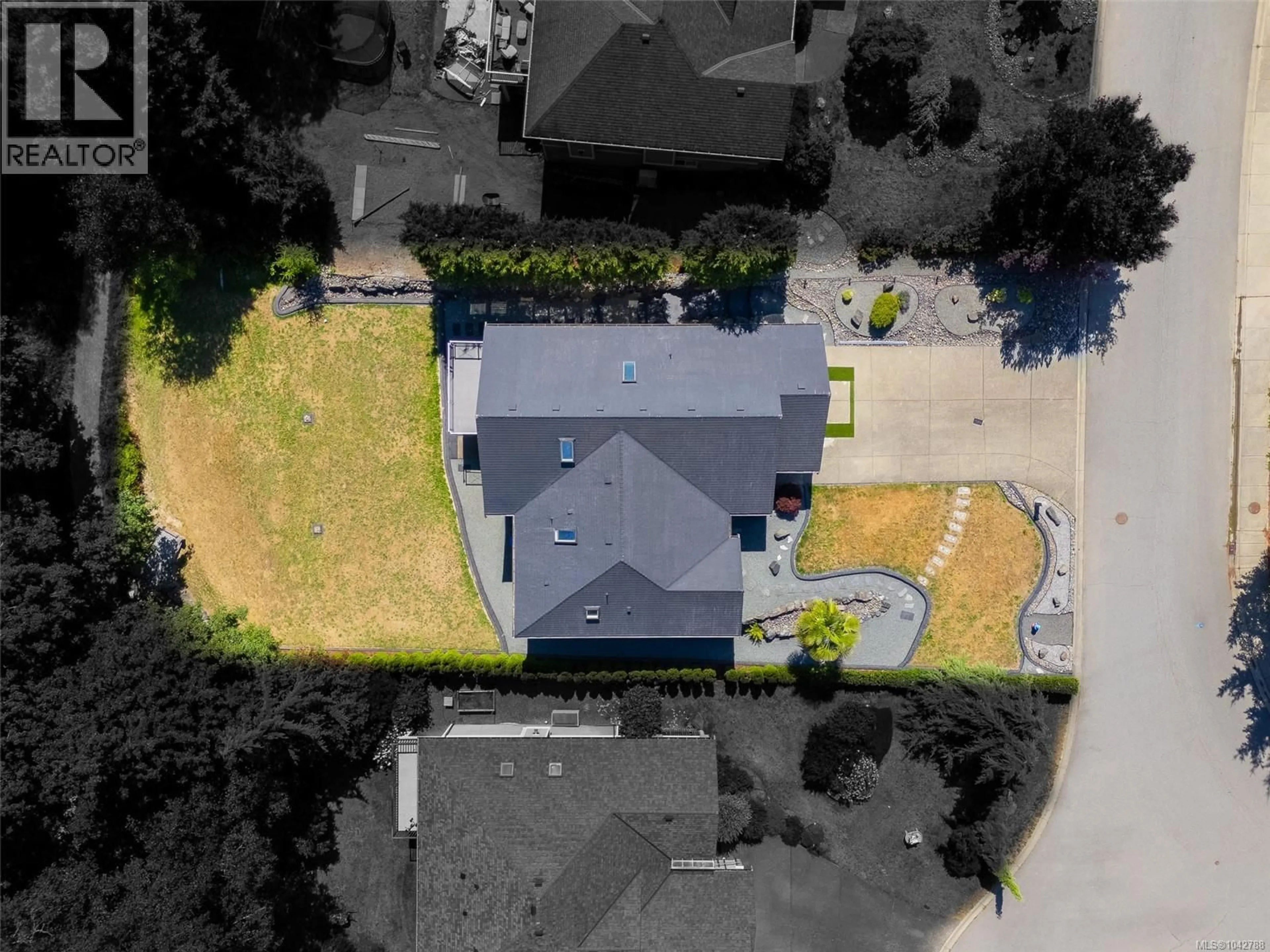 A pic from outside/outdoor area/front of a property/back of a property/a pic from drone, street for 2544 KINNOULL CRESCENT, Mill Bay British Columbia V8H1H3