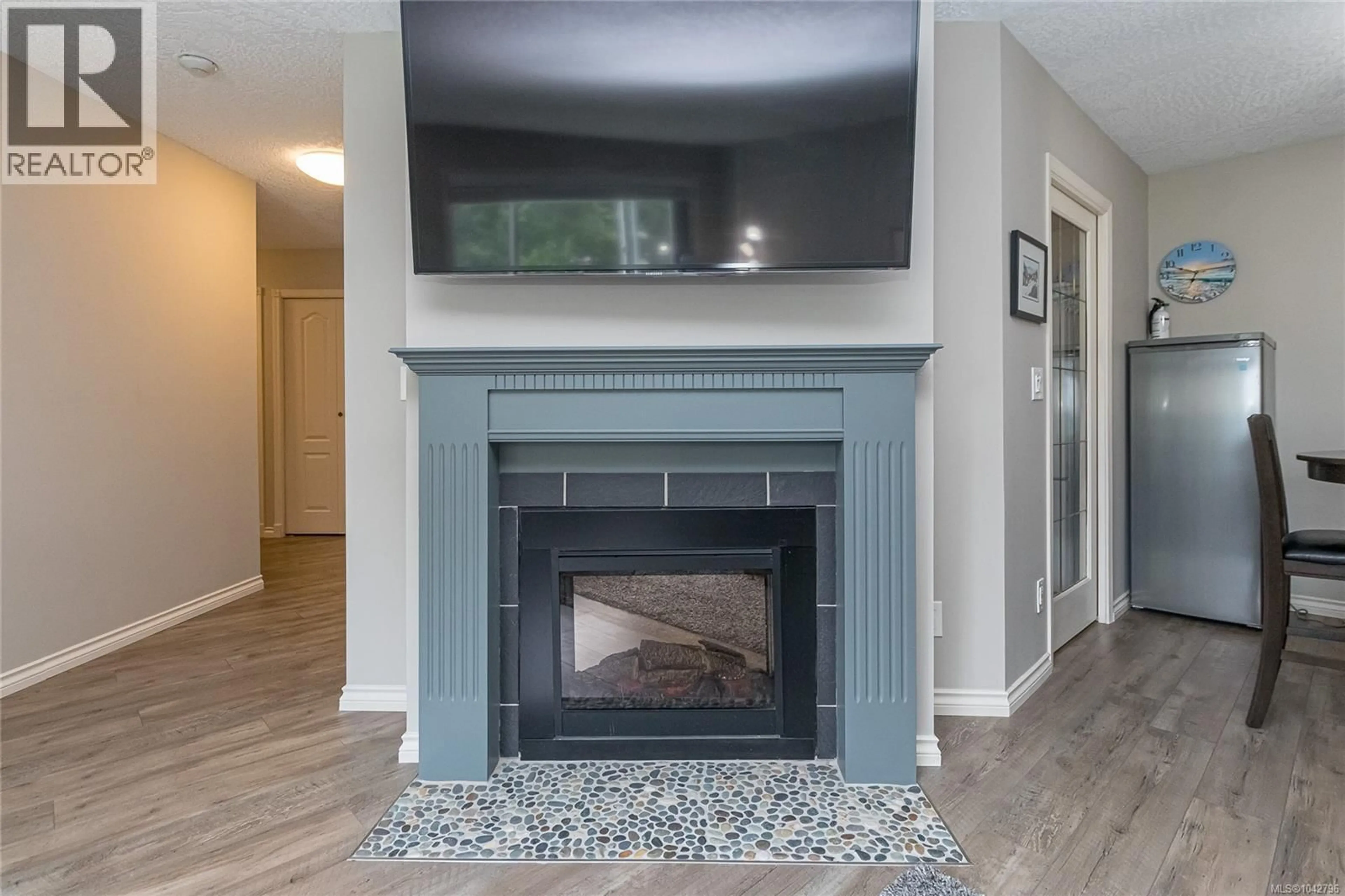 Unknown for 204 - 3931 SHELBOURNE STREET, Saanich British Columbia V8P4H9