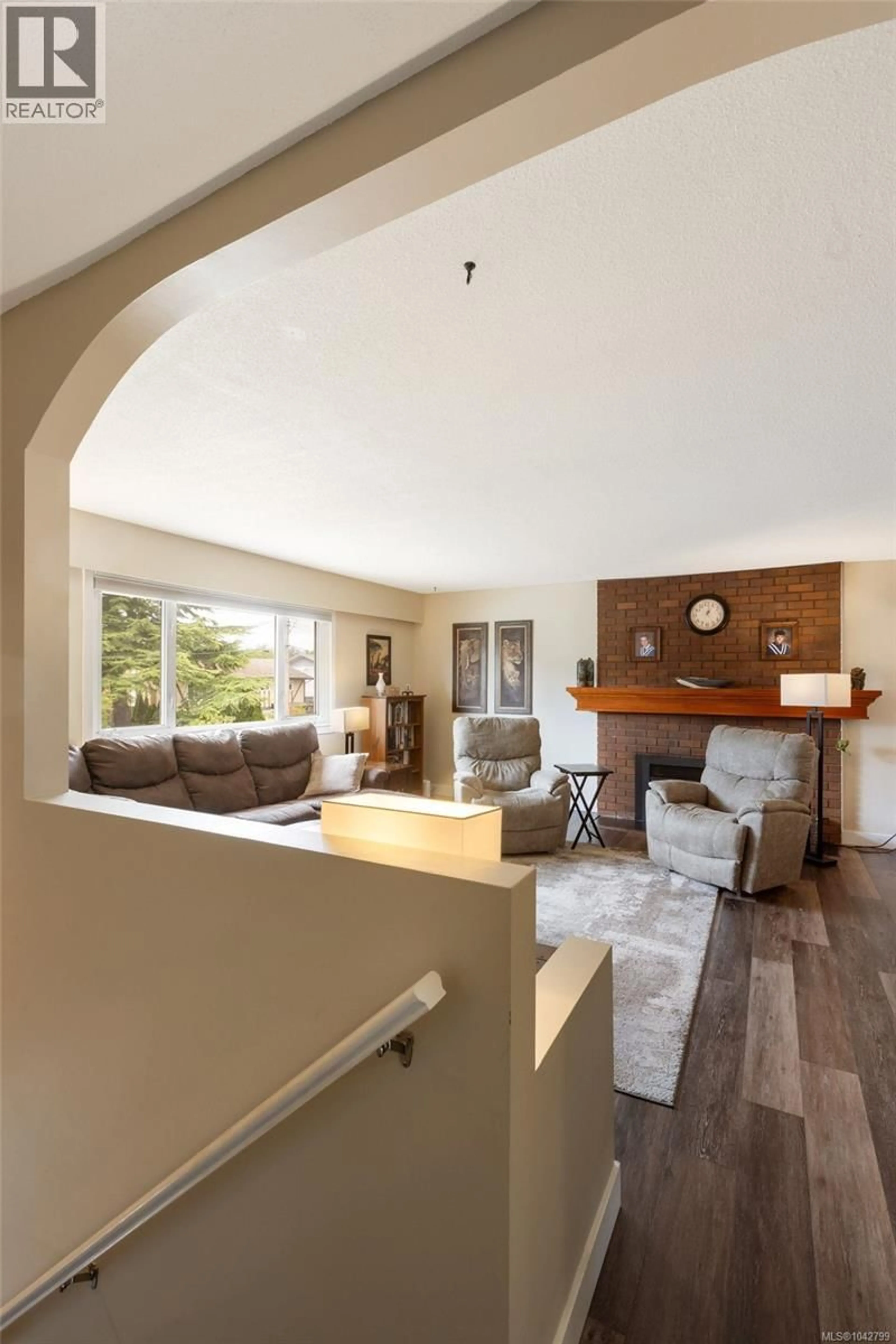 Living room with furniture, wood/laminate floor for 10019 SIDDALL ROAD, Sidney British Columbia V8L3M1