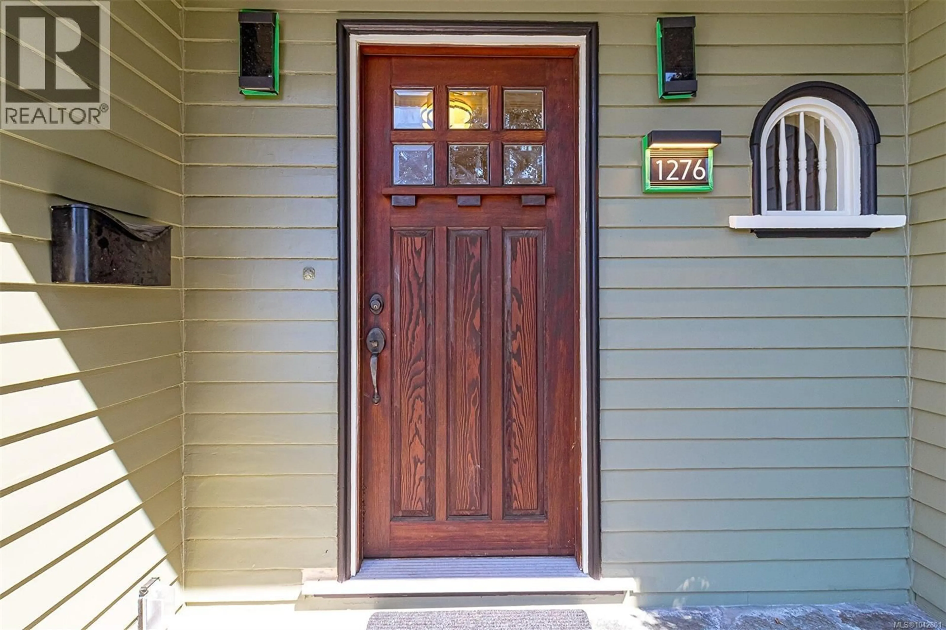 Indoor entryway for 1276 VISTA HEIGHTS, Victoria British Columbia V8T2J1