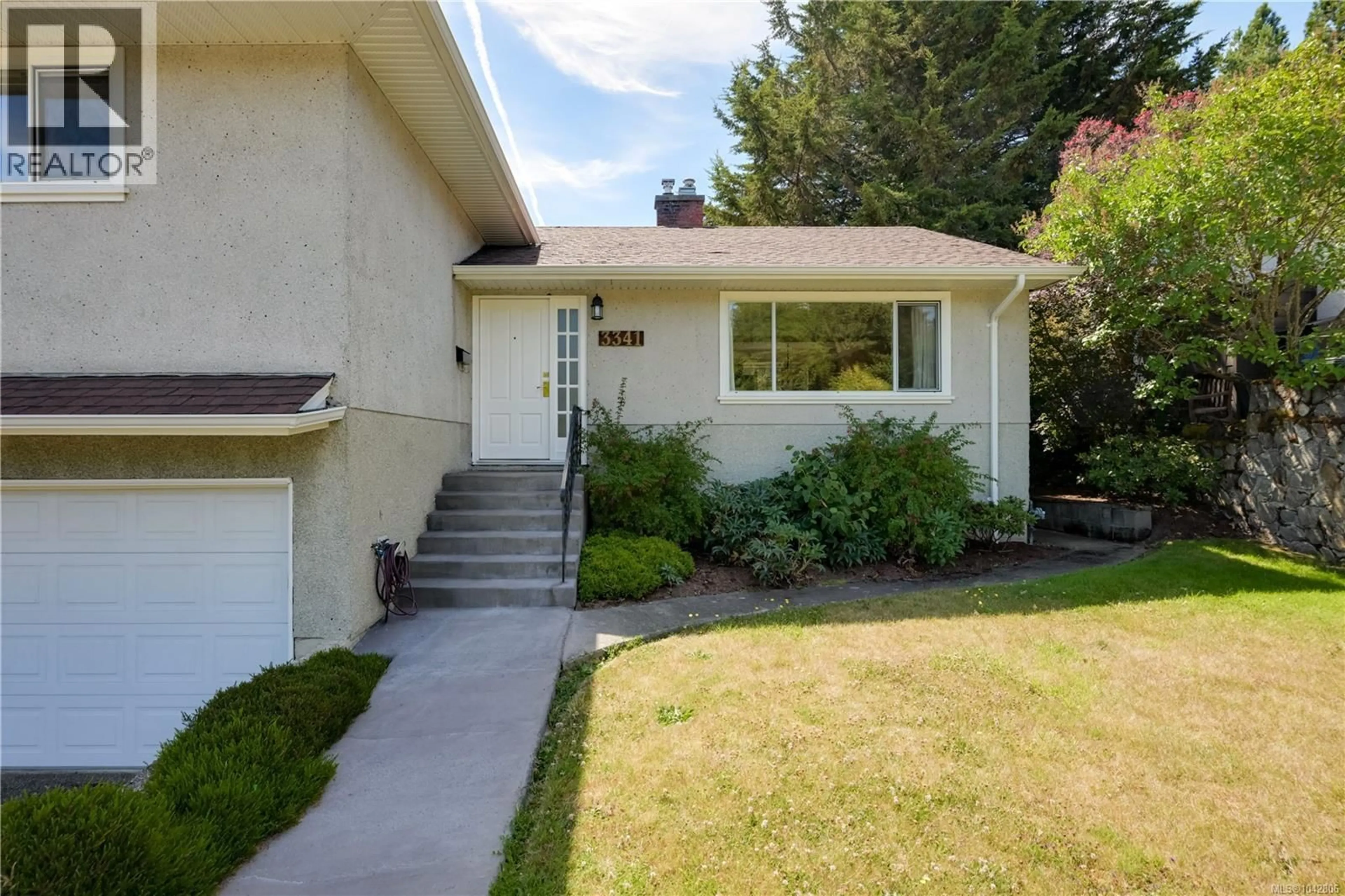 Home with vinyl exterior material, street for 3341 ROLSTON CRESCENT, Saanich British Columbia V8Z4N9