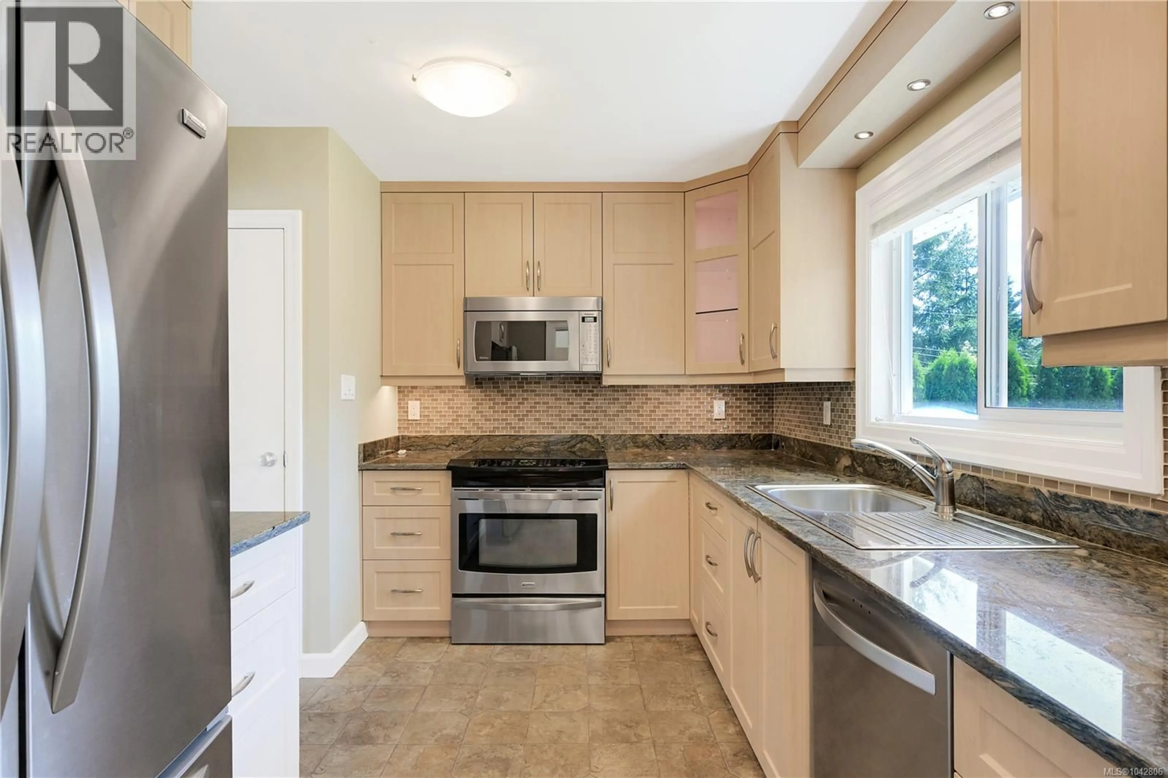 Unknown for 3341 ROLSTON CRESCENT, Saanich British Columbia V8Z4N9