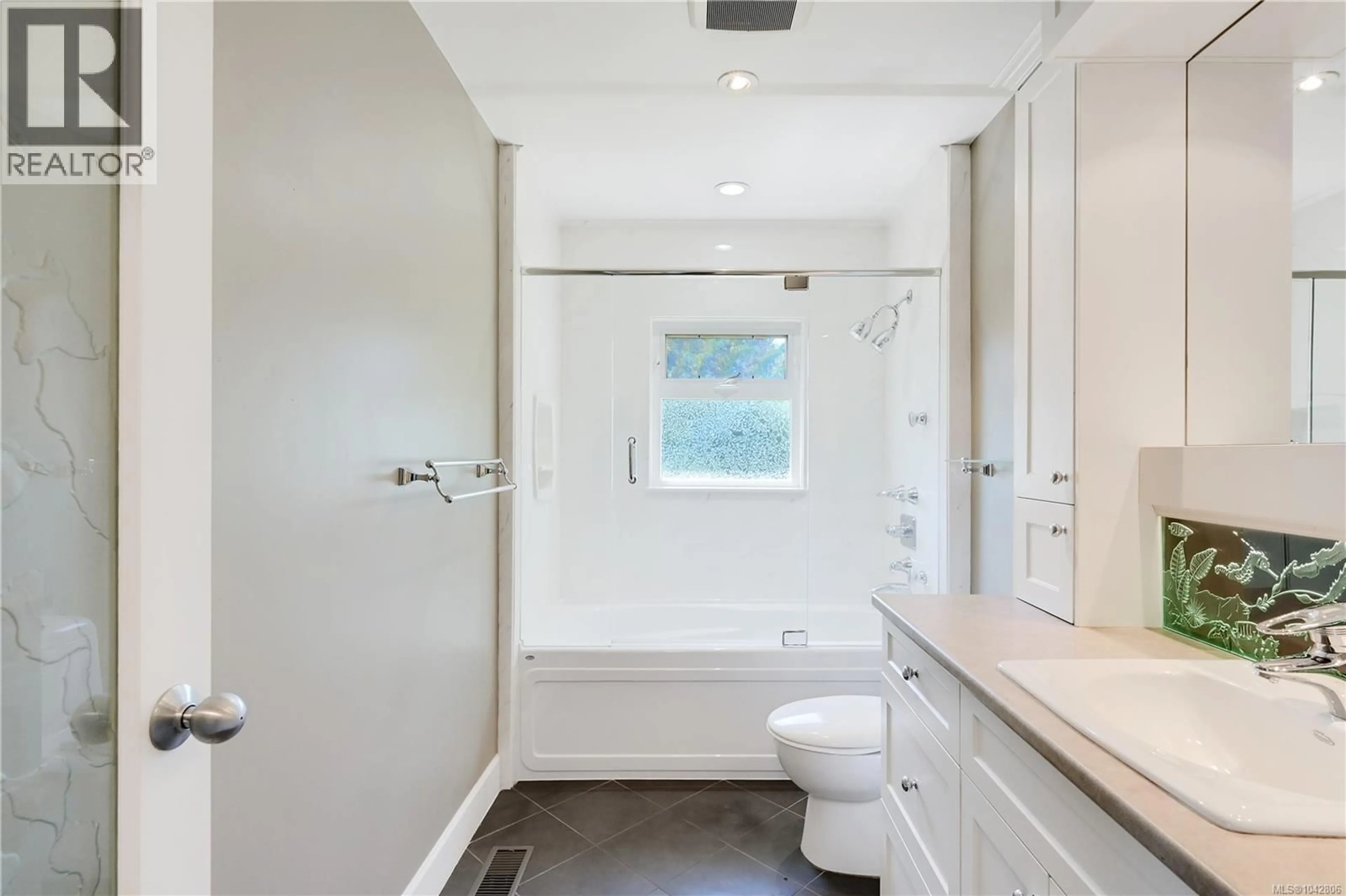 Standard bathroom, ceramic/tile floor for 3341 ROLSTON CRESCENT, Saanich British Columbia V8Z4N9