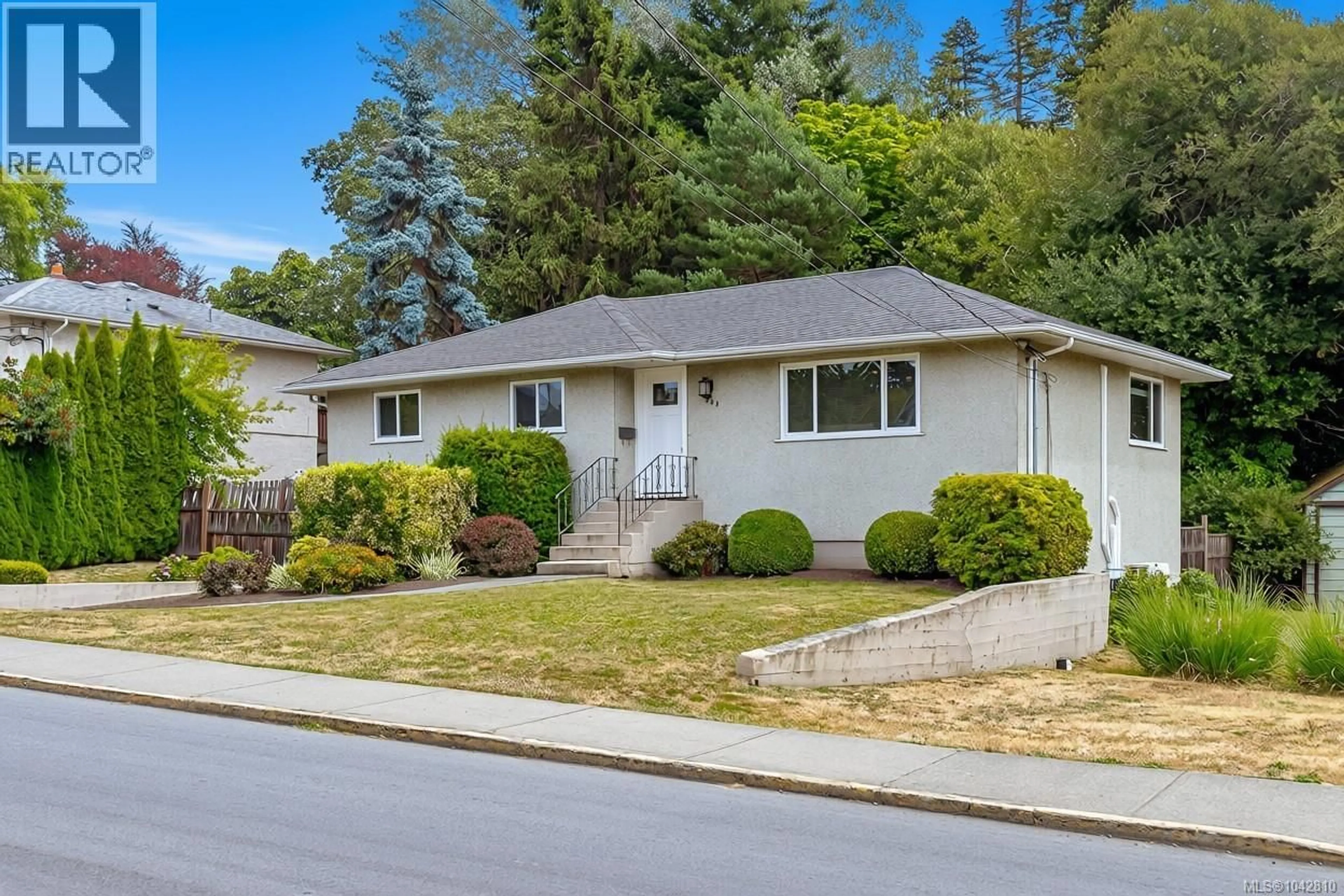 Home with vinyl exterior material, street for 883 LAMPSON STREET, Esquimalt British Columbia V9A6B6