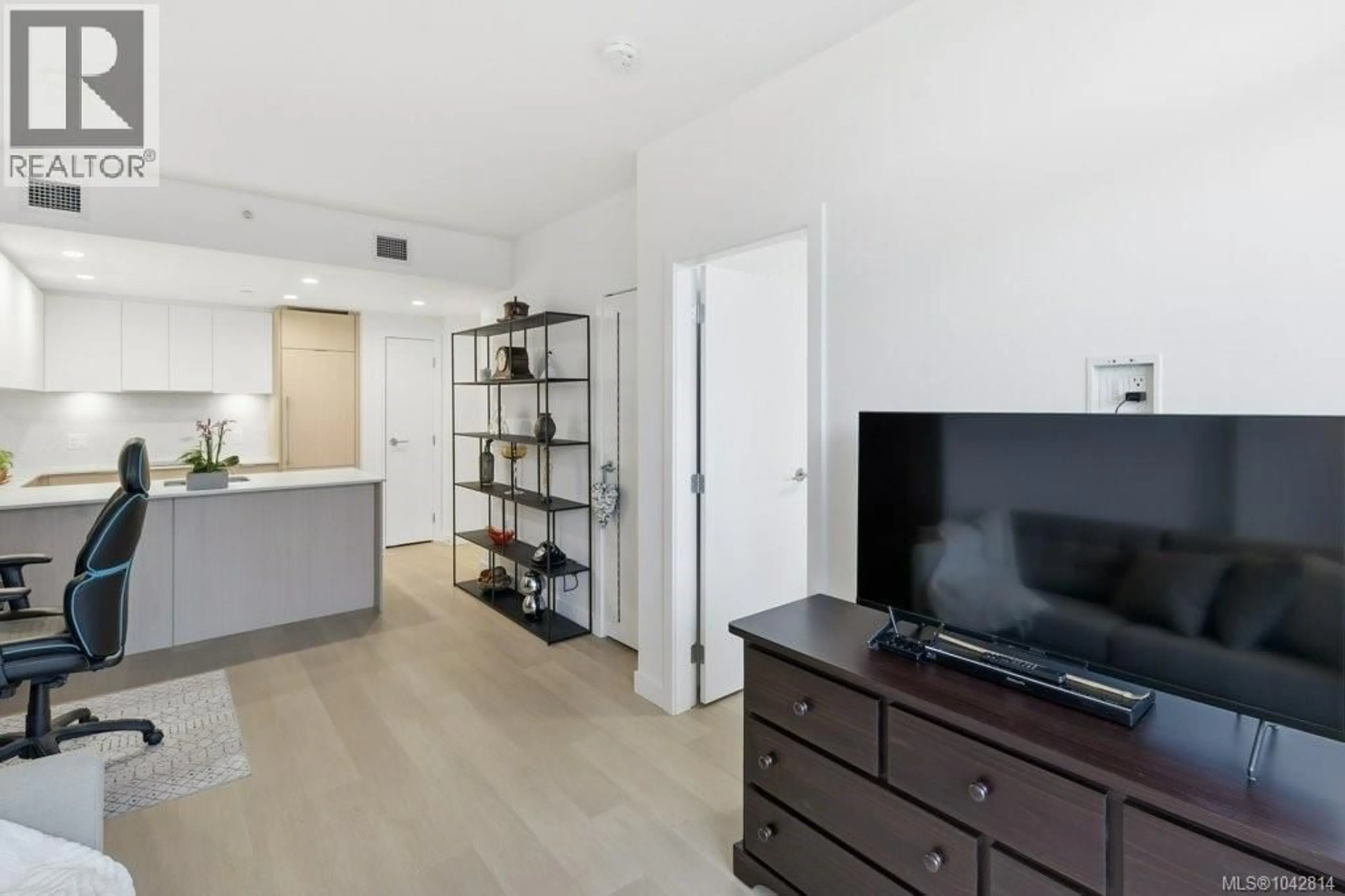 Living room with furniture, wood/laminate floor for 606 - 1100 YATES STREET, Victoria British Columbia V8V0H5