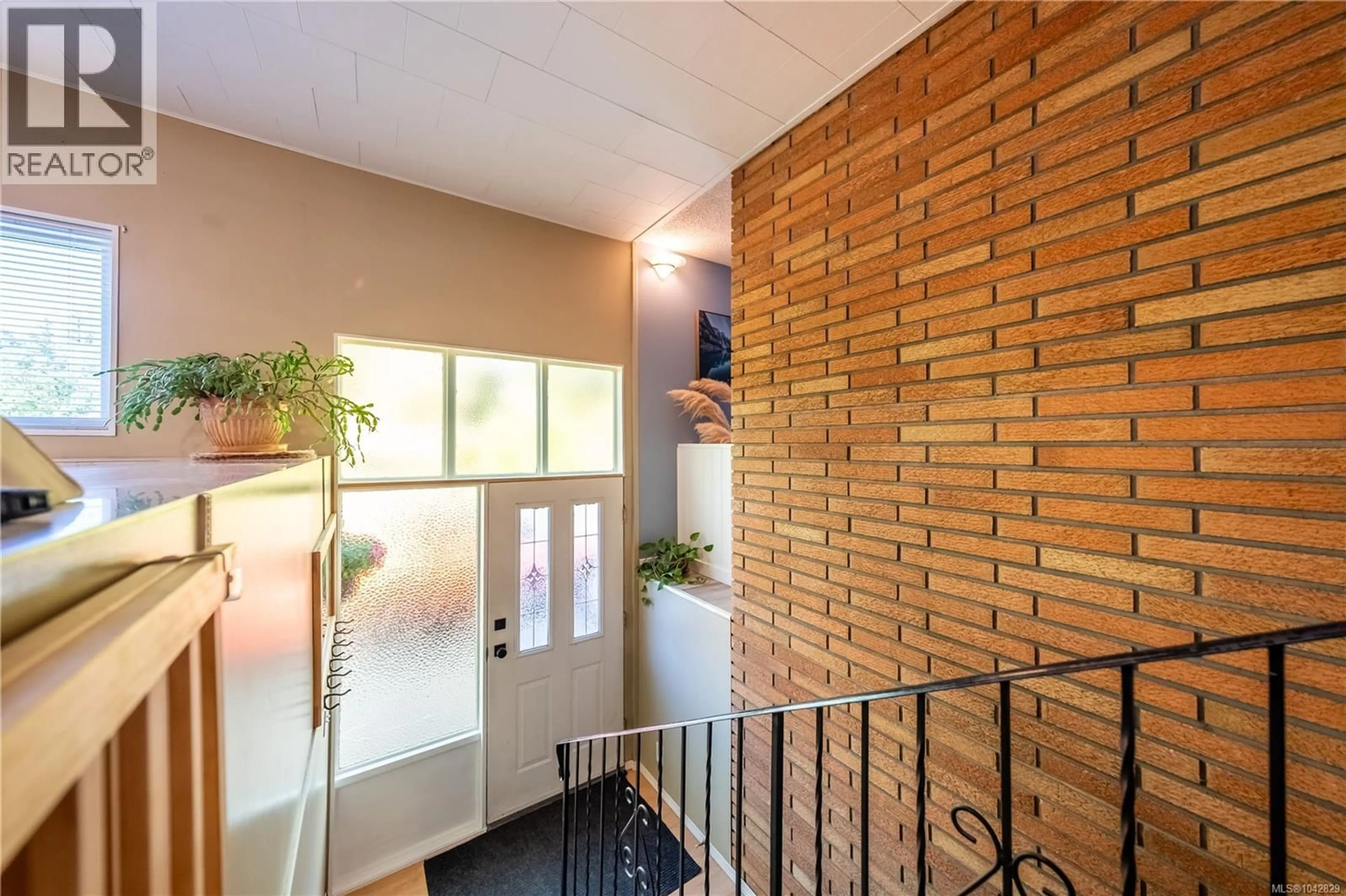 Indoor foyer for 2263 DICK AVENUE, Nanaimo British Columbia V9X1R6
