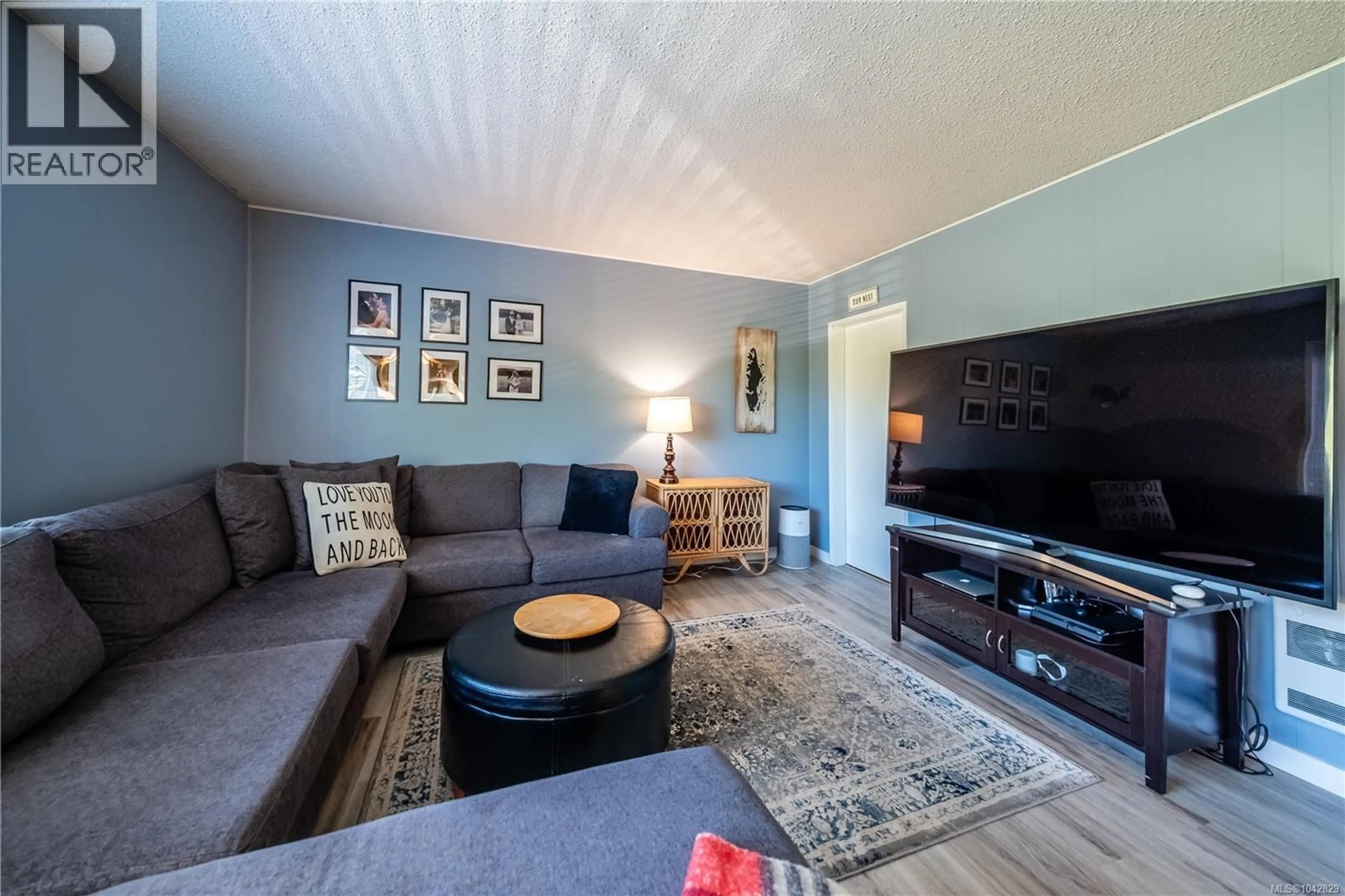 Living room with furniture, unknown for 2263 DICK AVENUE, Nanaimo British Columbia V9X1R6