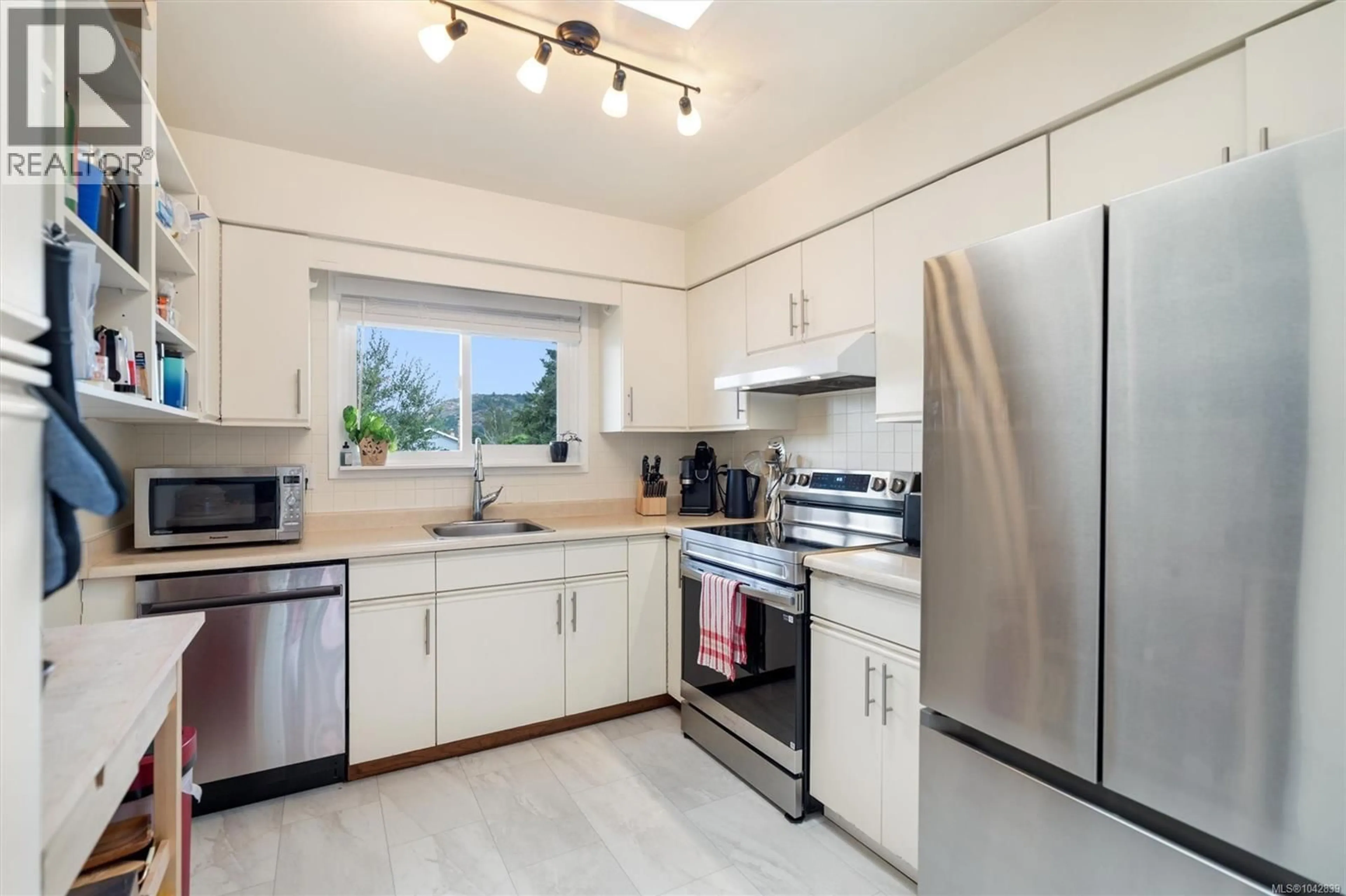 Standard kitchen, ceramic/tile floor for 7 - 4391 TORQUAY DRIVE, Saanich British Columbia V8N3L3