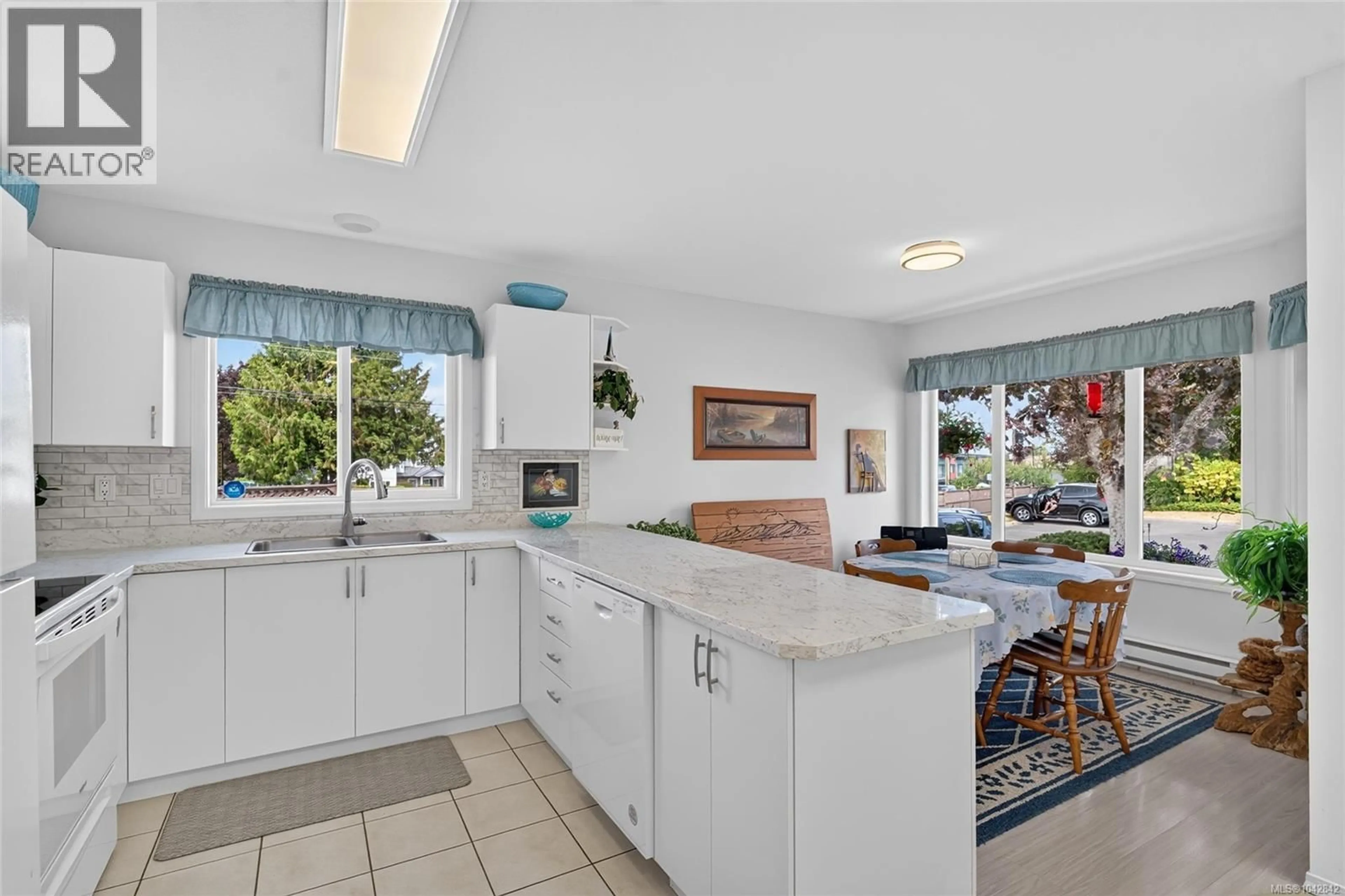 Open concept kitchen, ceramic/tile floor for 24 - 454 MORISON AVENUE, Parksville British Columbia V9P2M6